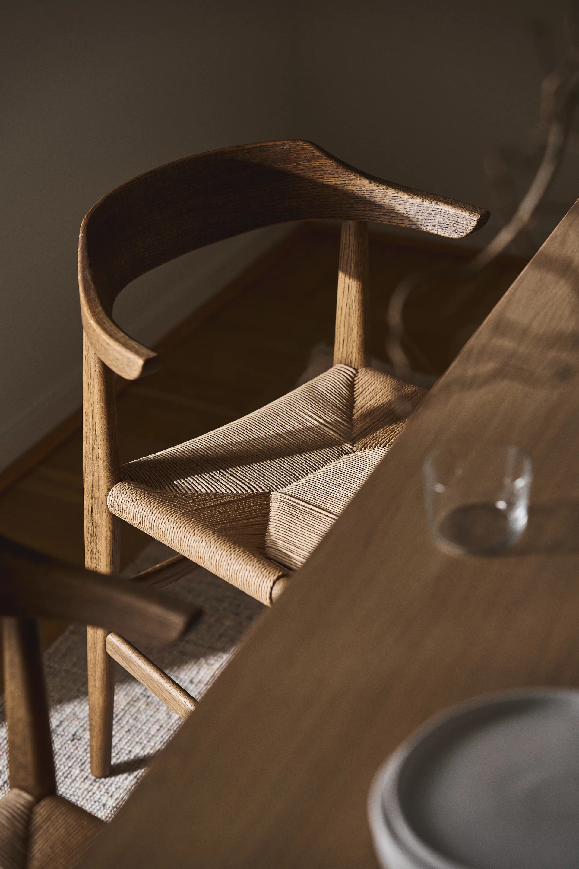 Fauteuil Hedda, Cordon papier noir Chêne-nature Gärsnäs