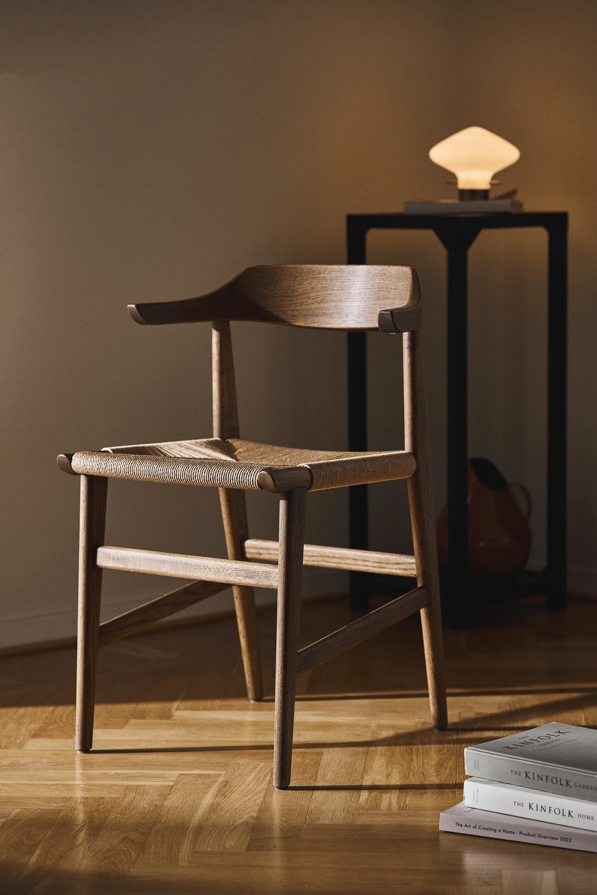Fauteuil Hedda, Cordon papier noir Chêne-nature Gärsnäs