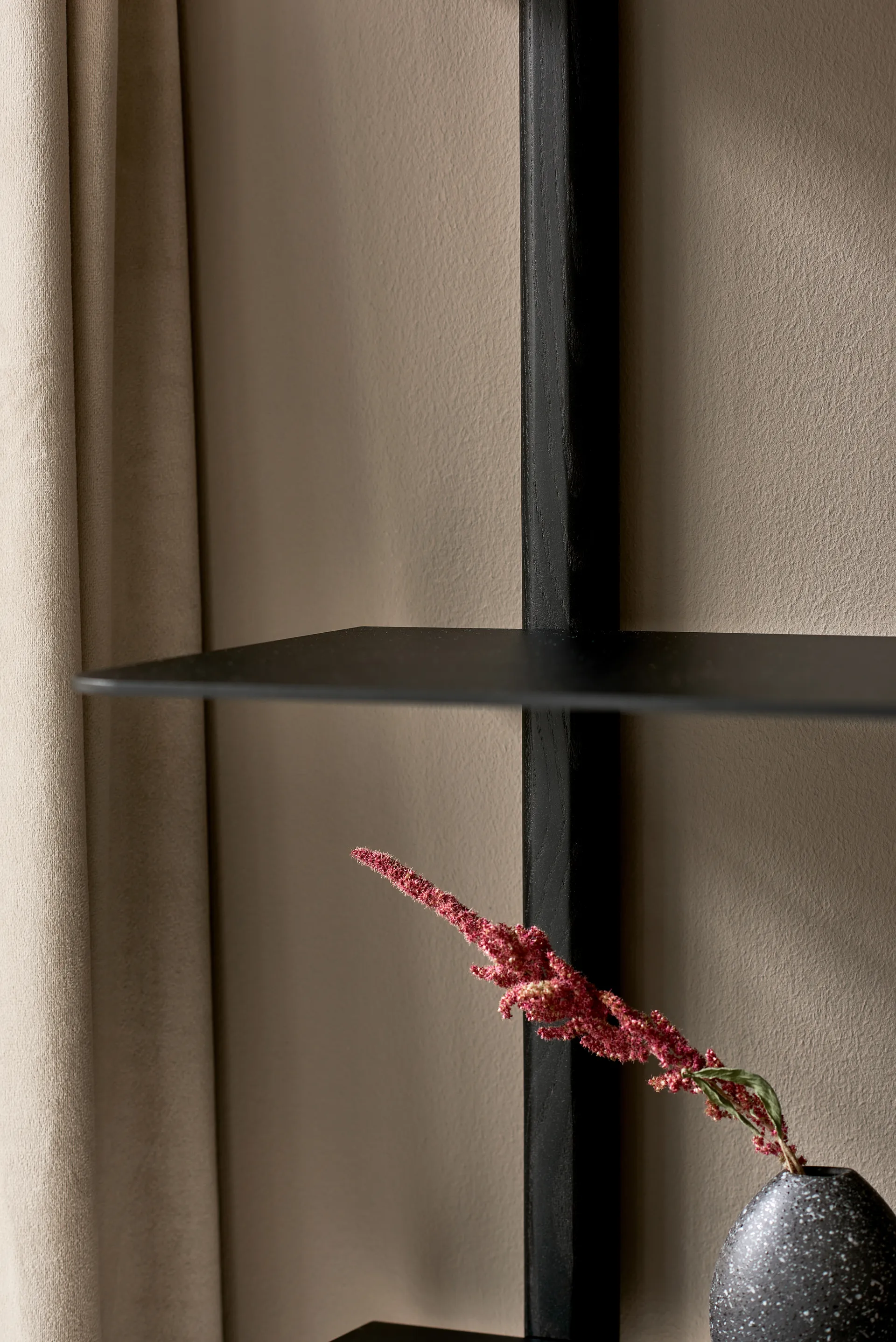 Étagère Nivo A grande, Frêne teinté noir - noir Gejst