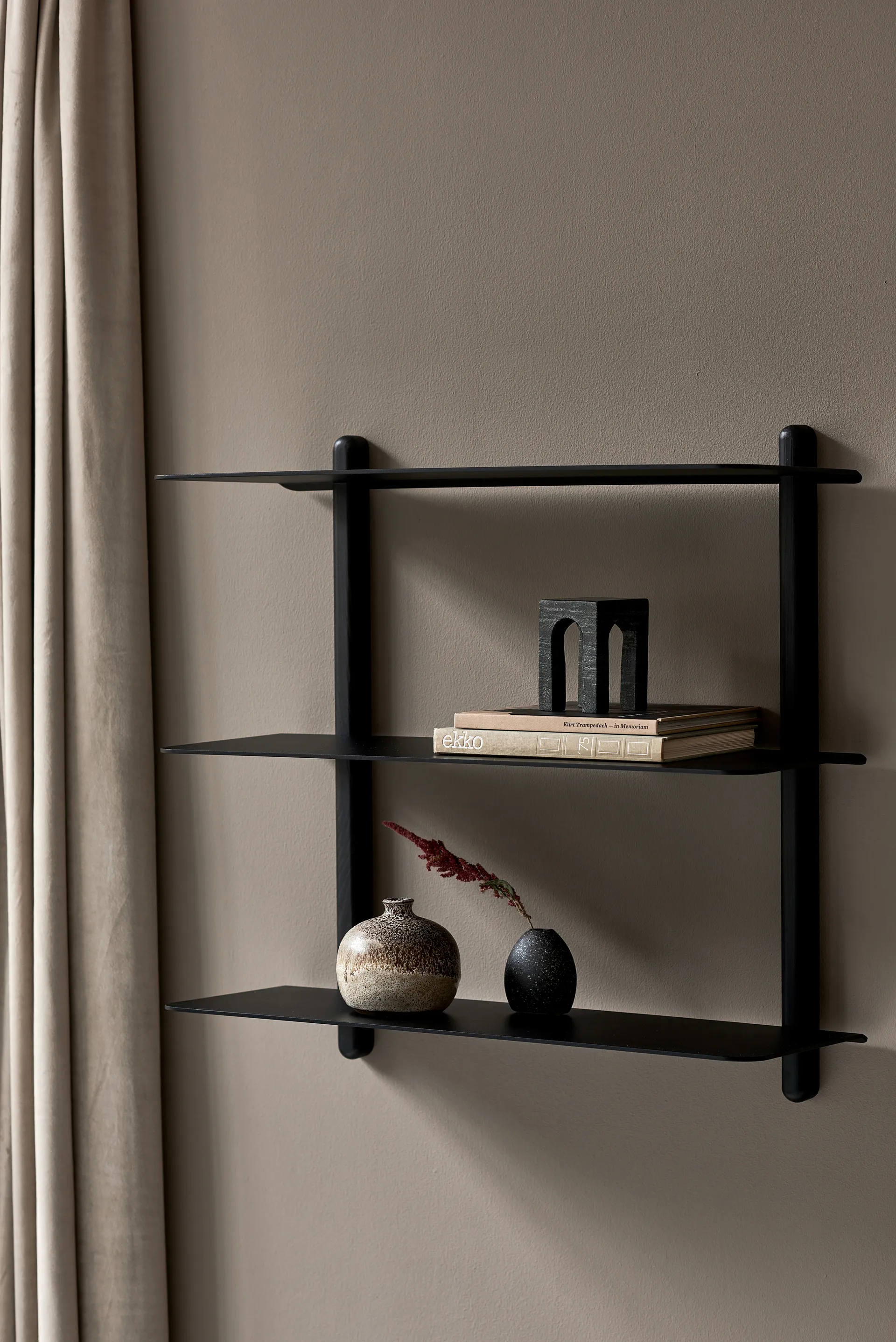 Étagère Nivo A grande, Frêne teinté noir - noir Gejst