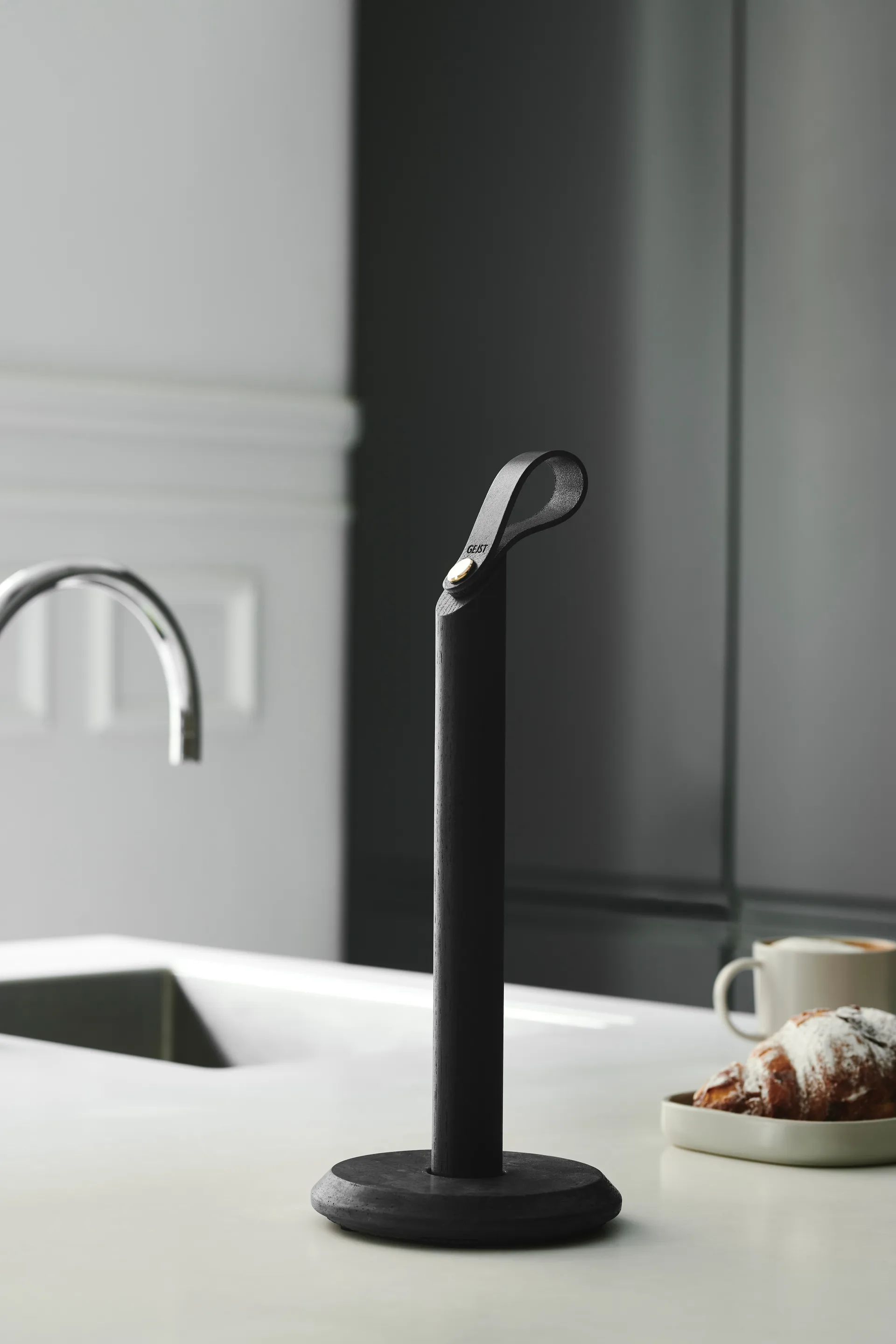 Porte rouleau essuie-tout Grab, Chêne teinté noir Gejst