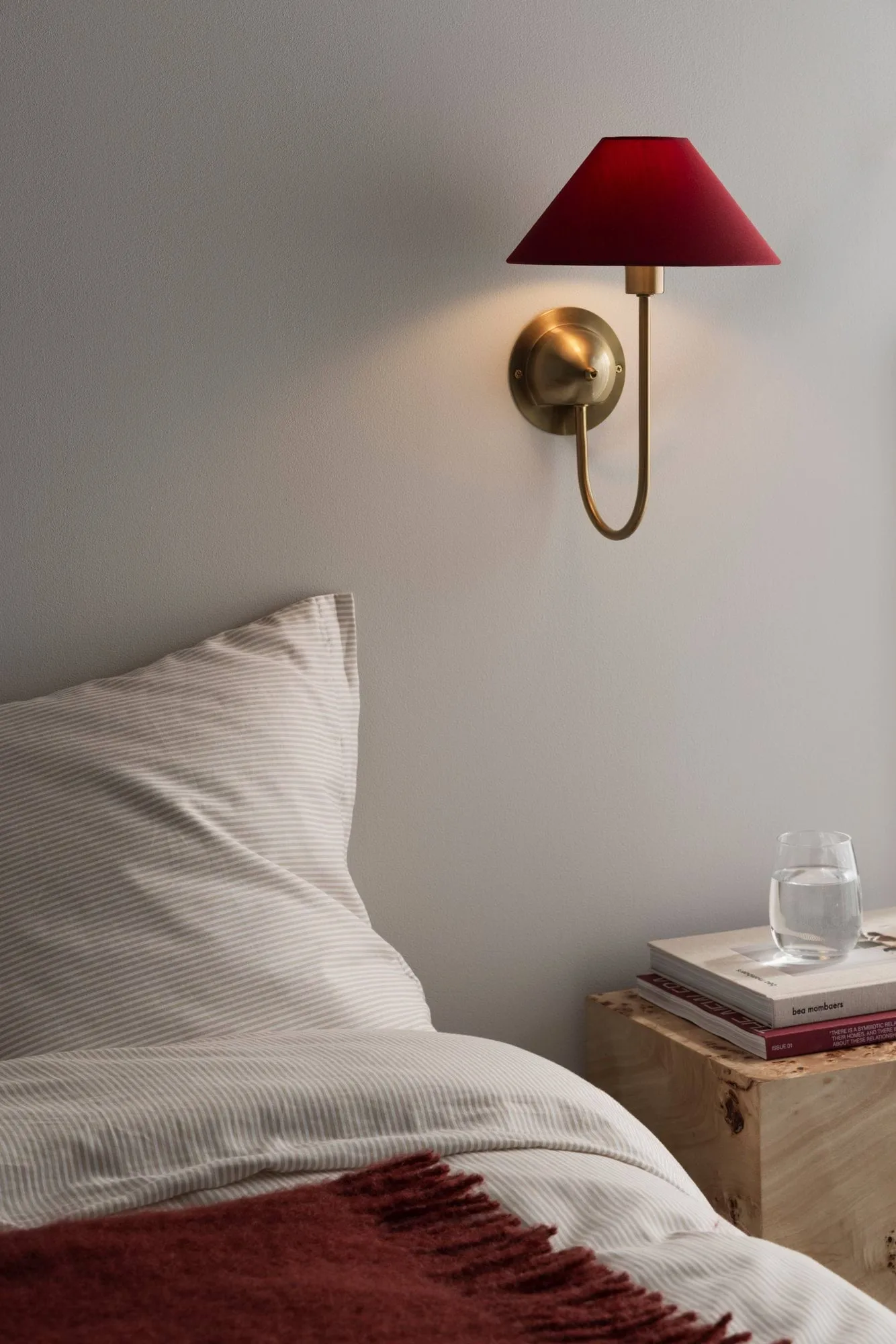 Applique Iris, Bordeaux Globen Lighting