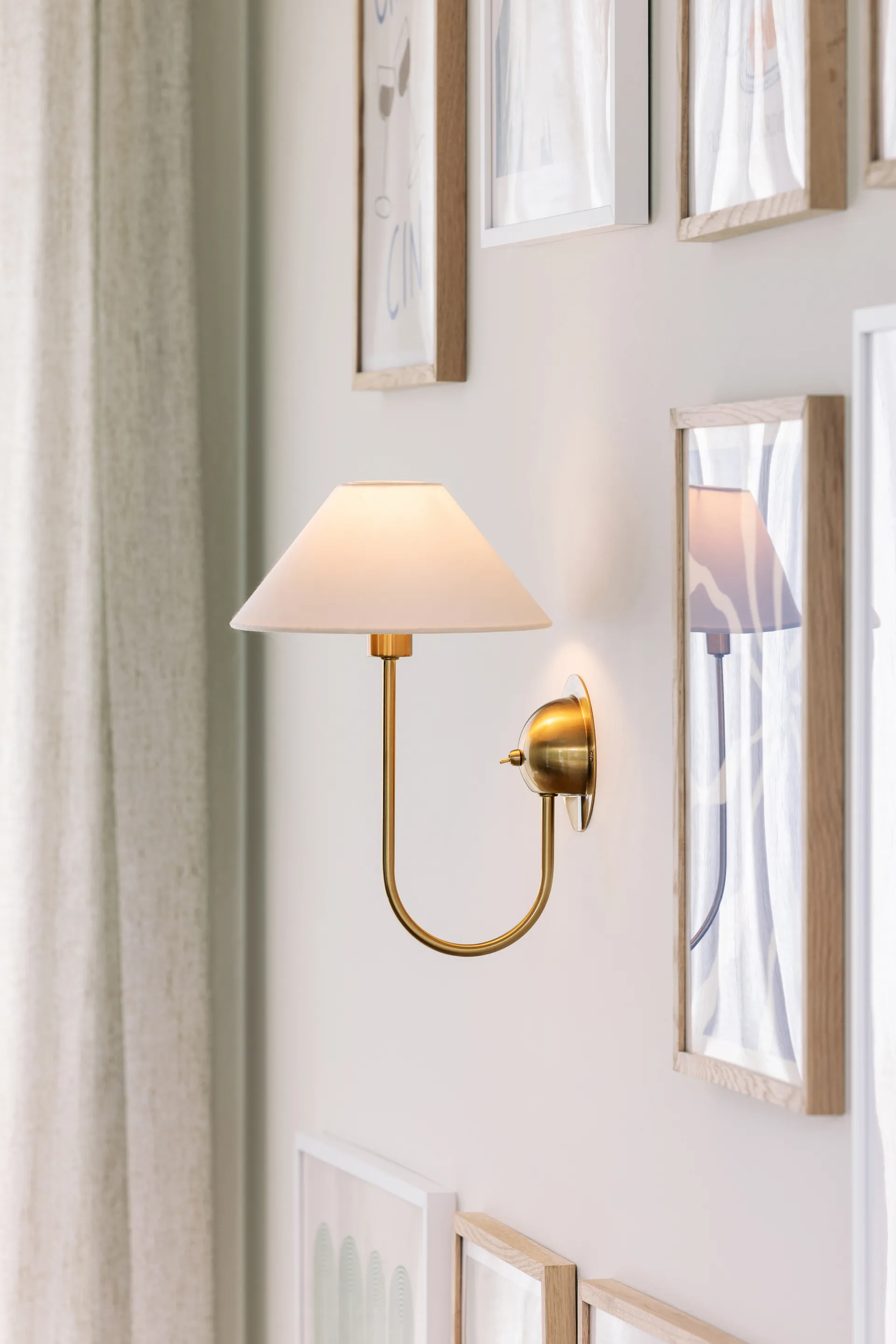 Applique Iris, Crème Globen Lighting