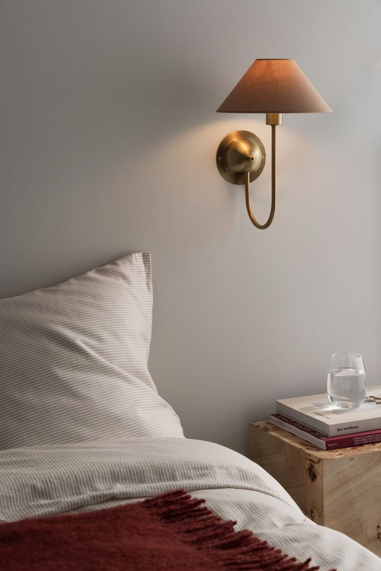 Applique Iris, Mocha Globen Lighting