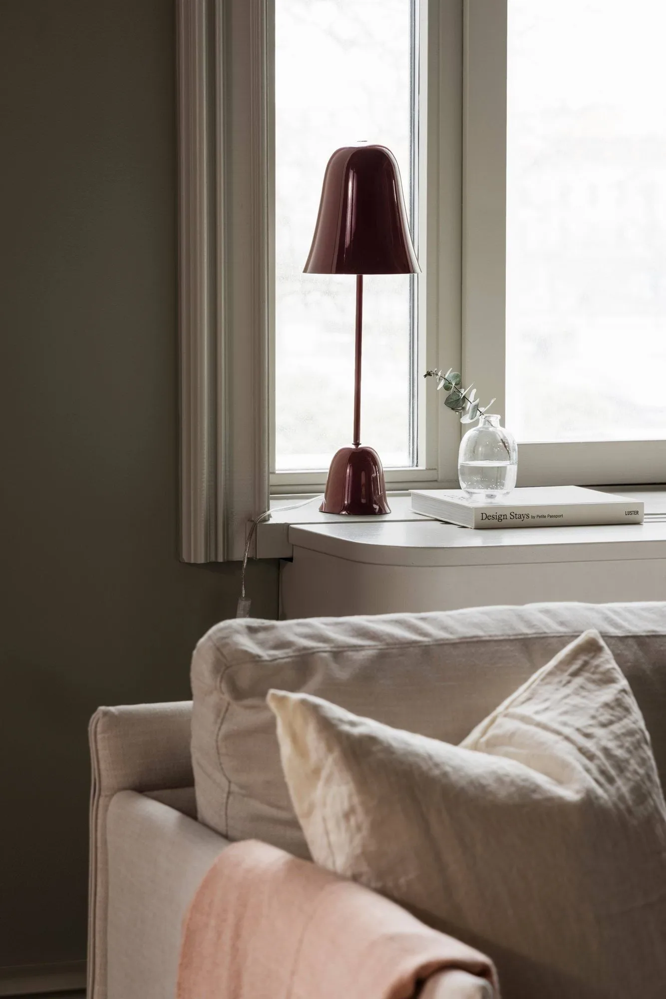 Blåklockan lampe de table, Winröd (rouge), Ø16xH50 cm Globen Lighting