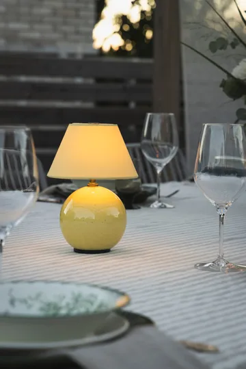 Iris 16 lampe de table portable - Butter yellow - Globen Lighting