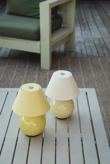 Iris 16 lampe de table portable - Butter yellow - Globen Lighting