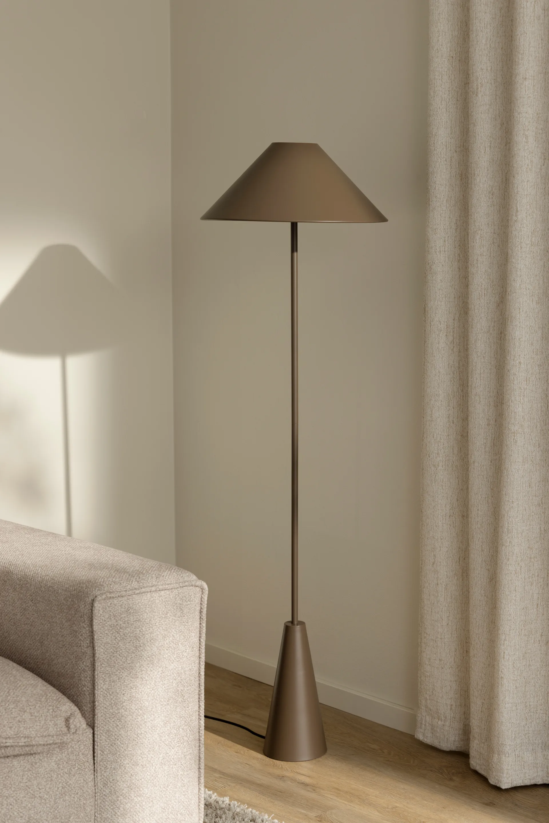 Lampadaire Cannes 140 cm, Mocha Globen Lighting