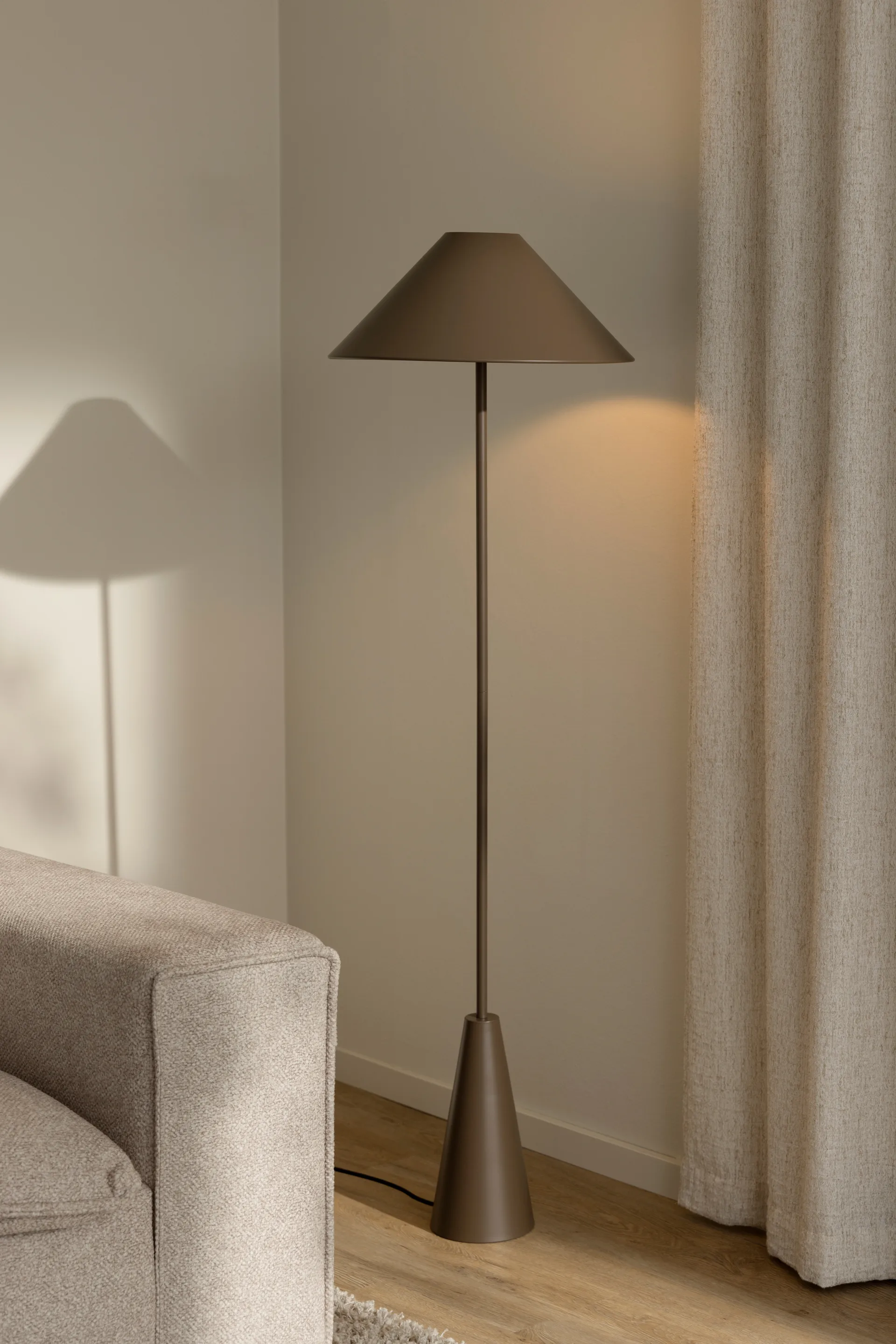 Lampadaire Cannes 140 cm, Mocha Globen Lighting