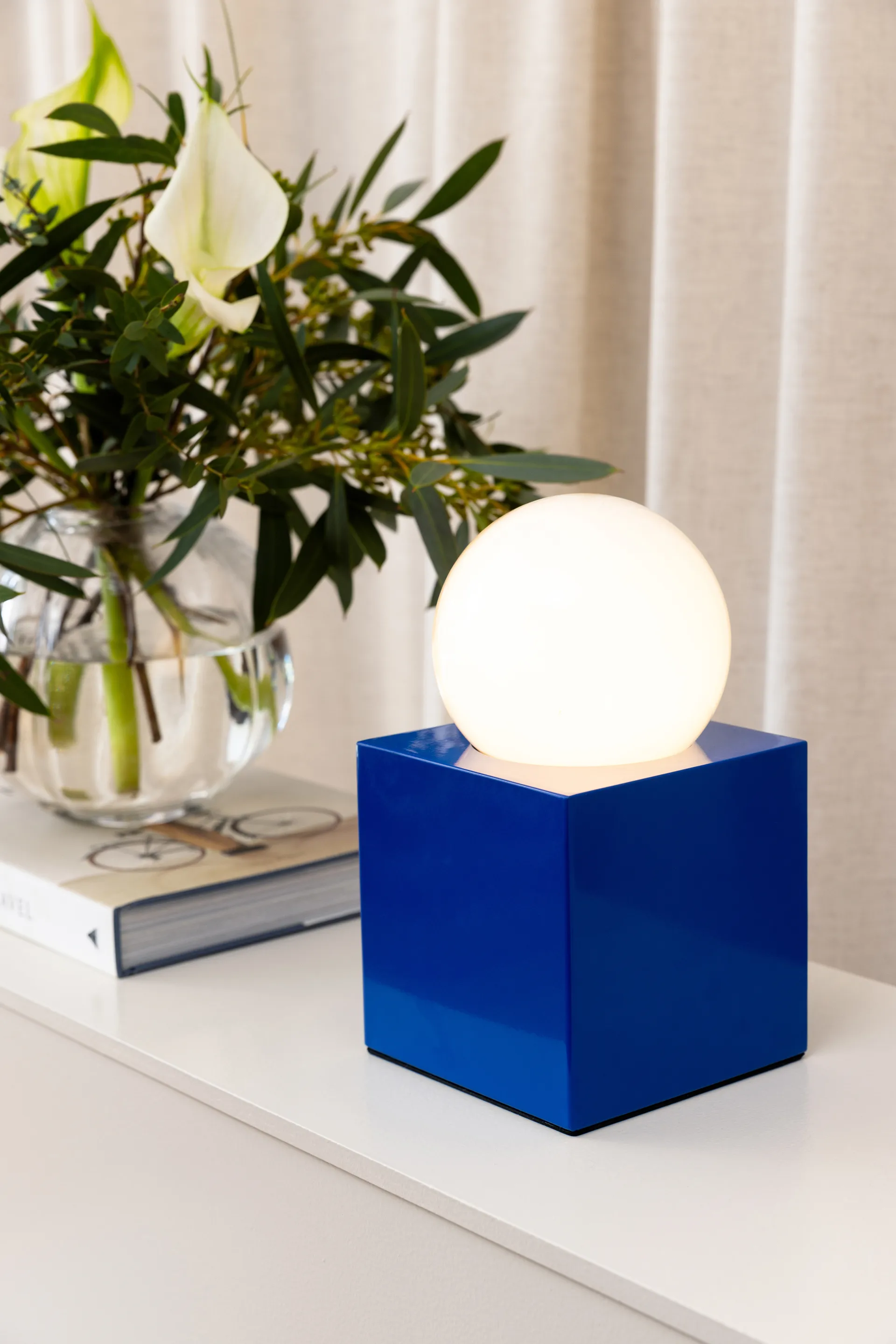 Lampe de table Bob 14, Bleu Globen Lighting