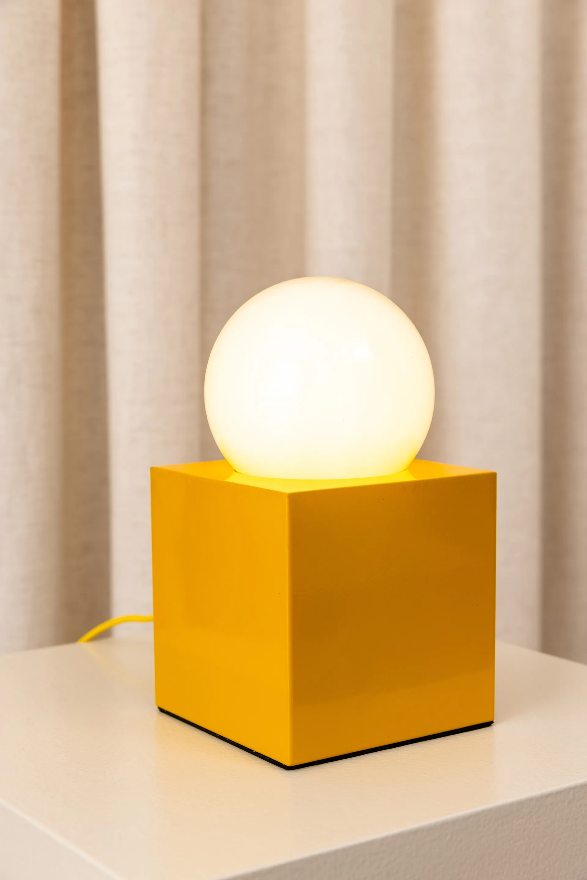 Lampe de table Bob 14, Jaune Globen Lighting