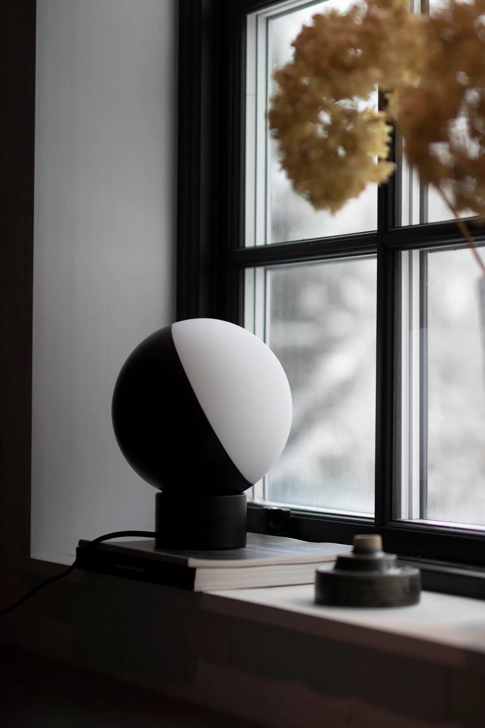 Lampe de table Contur Ø20 cm, Noir-blanc Globen Lighting