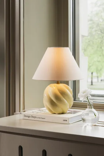 Lampe de table Dahlia - Butter yellow - Globen Lighting