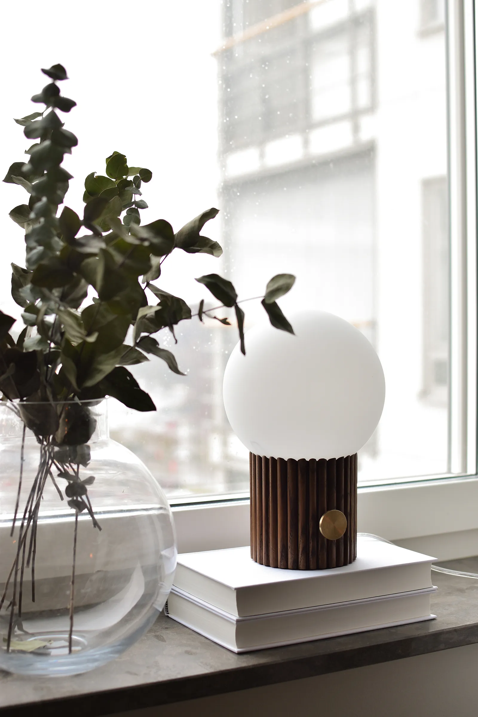 Lampe de table Hubble Ø15 cm, Noyer Globen Lighting