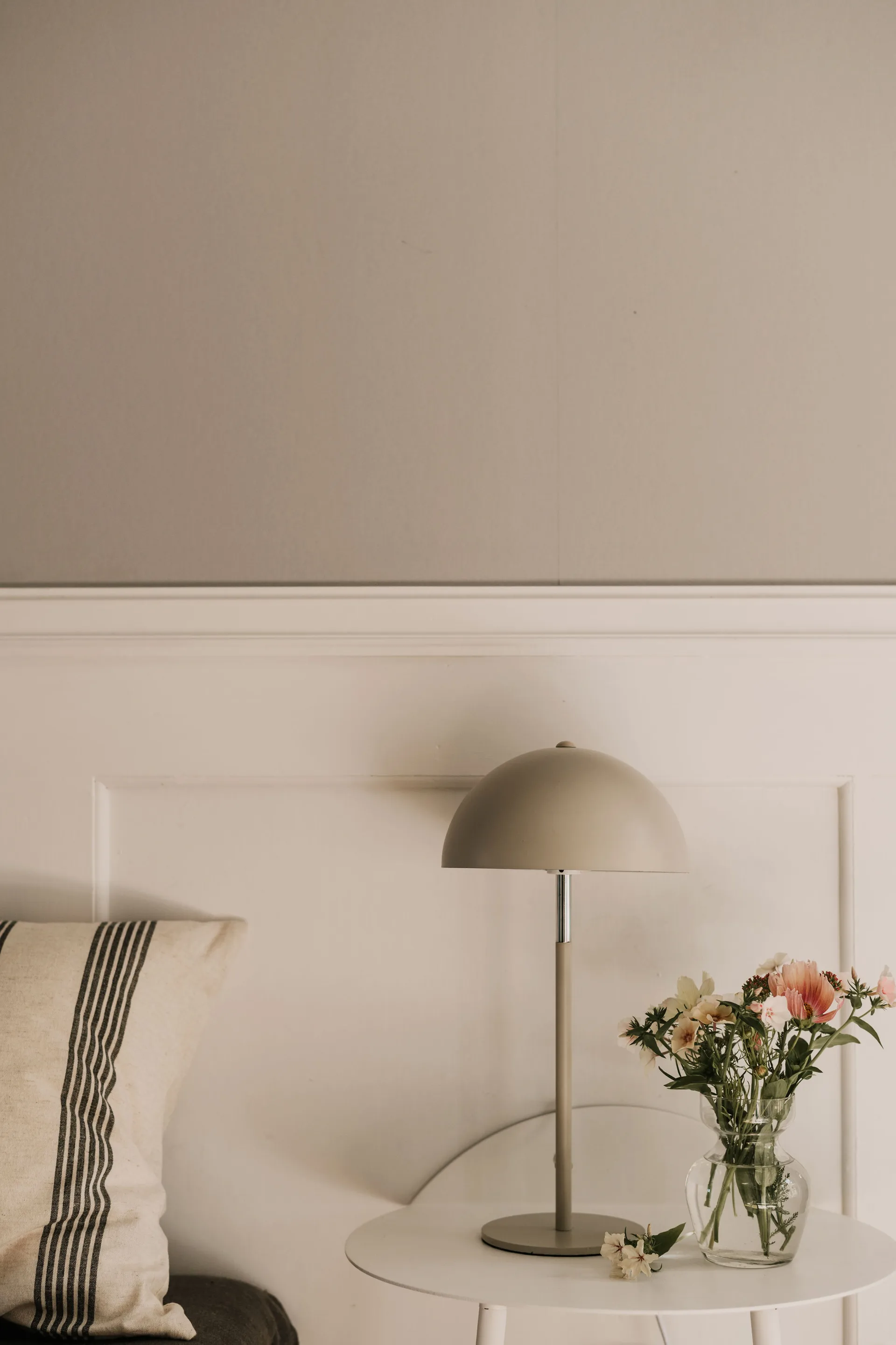 Lampe de table Icon 36 cm, Latte Globen Lighting