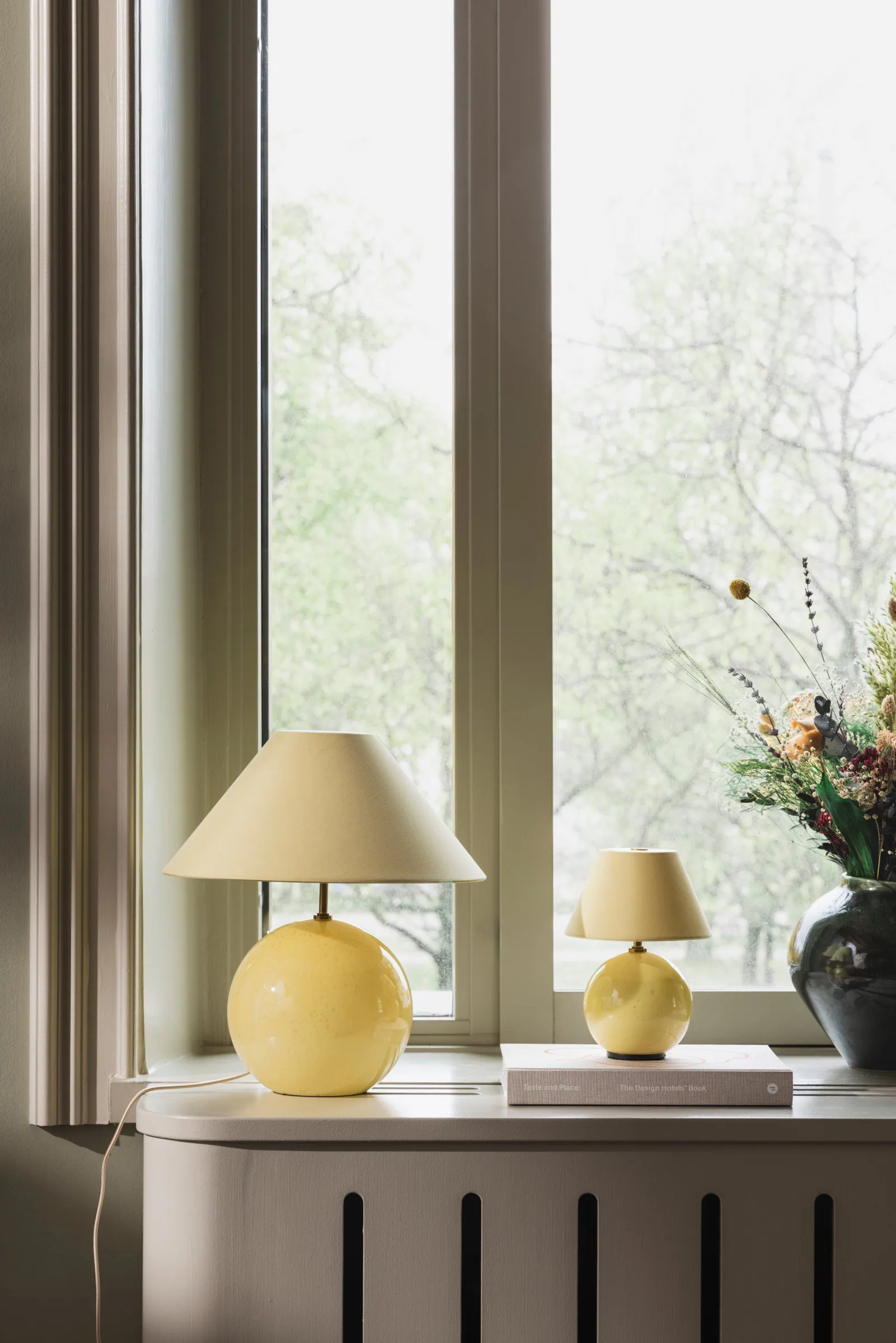 Lampe de table Iris 35 39 cm, Butter yellow Globen Lighting