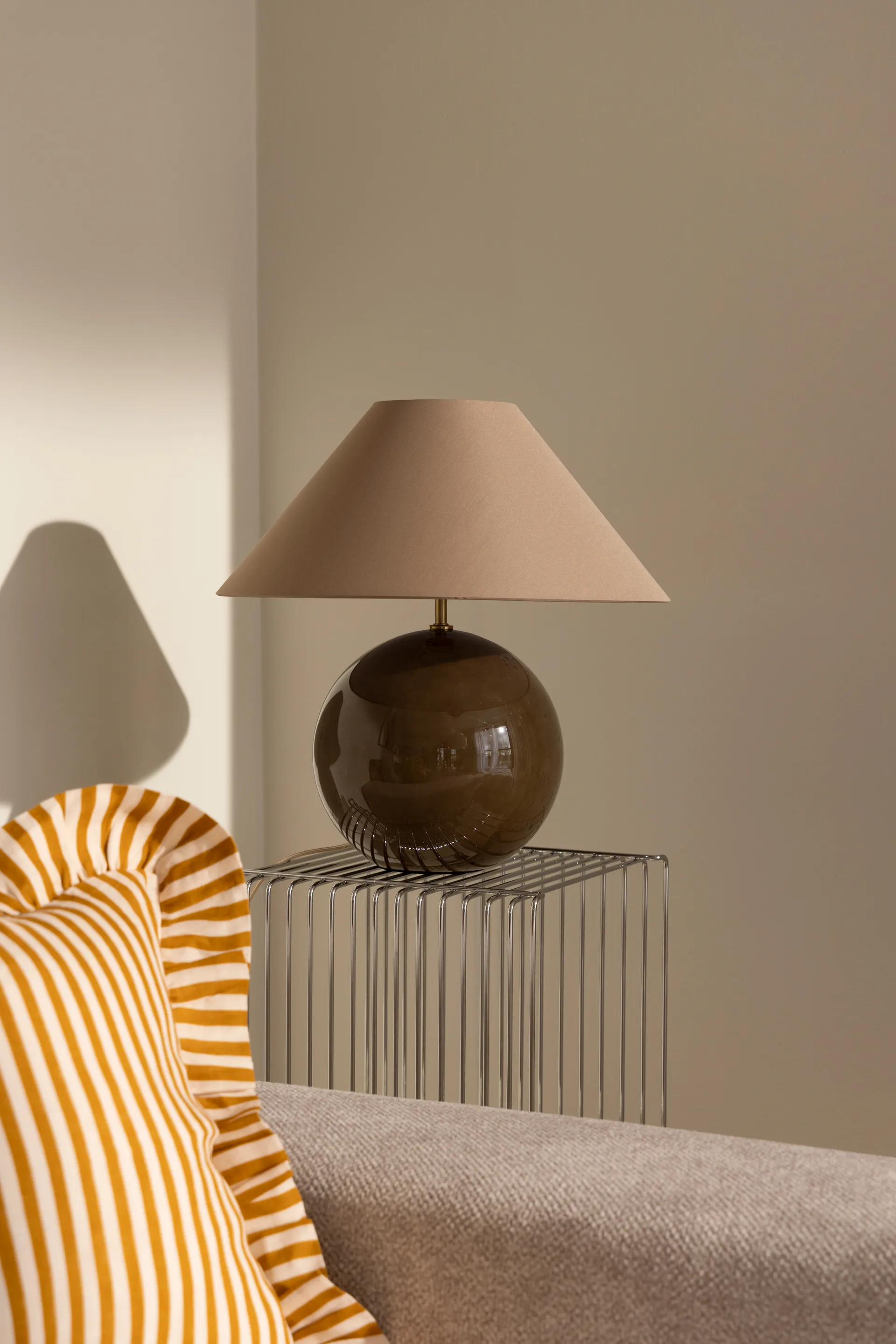 Lampe de table Iris 45, Mocha Globen Lighting