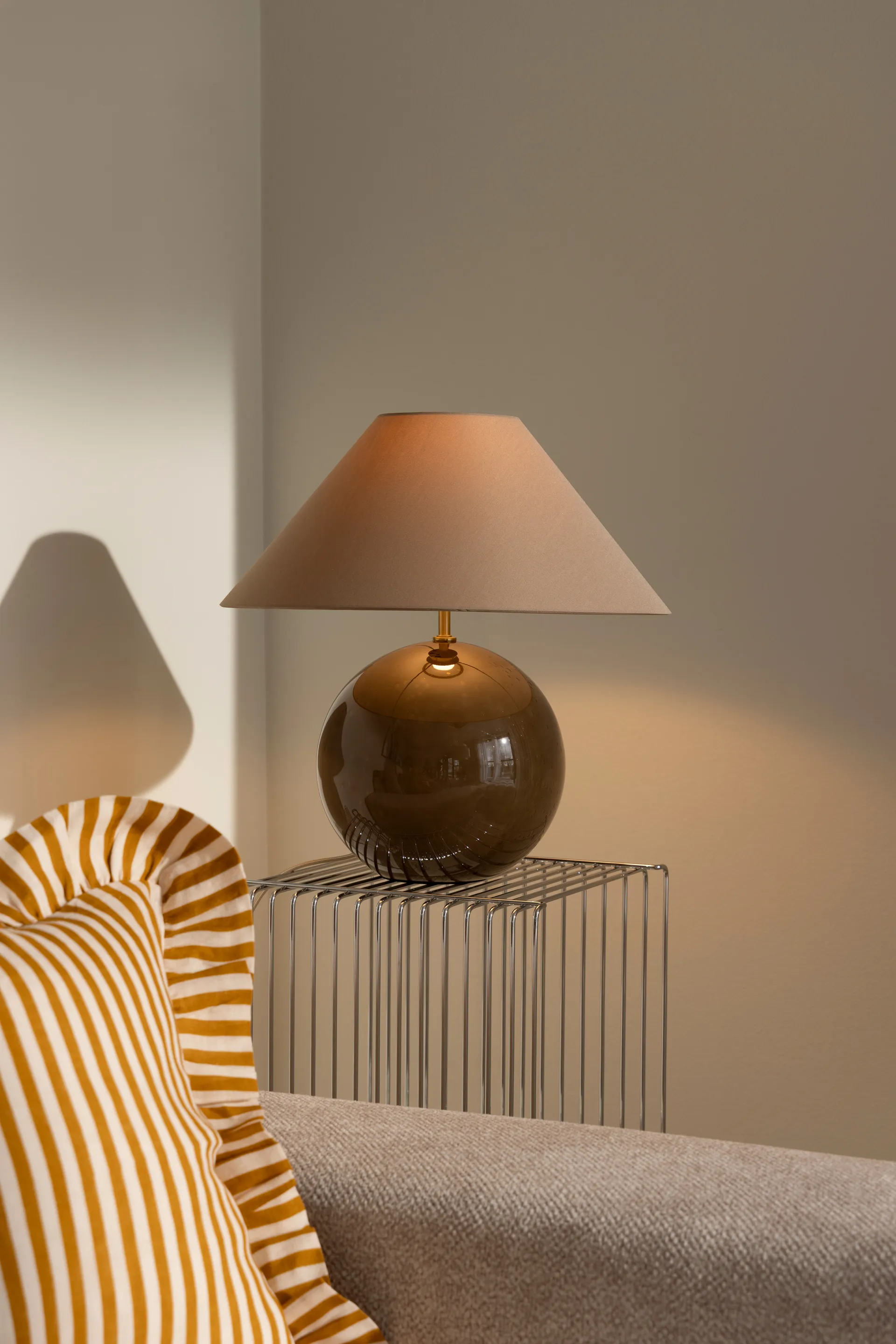 Lampe de table Iris 45, Mocha Globen Lighting
