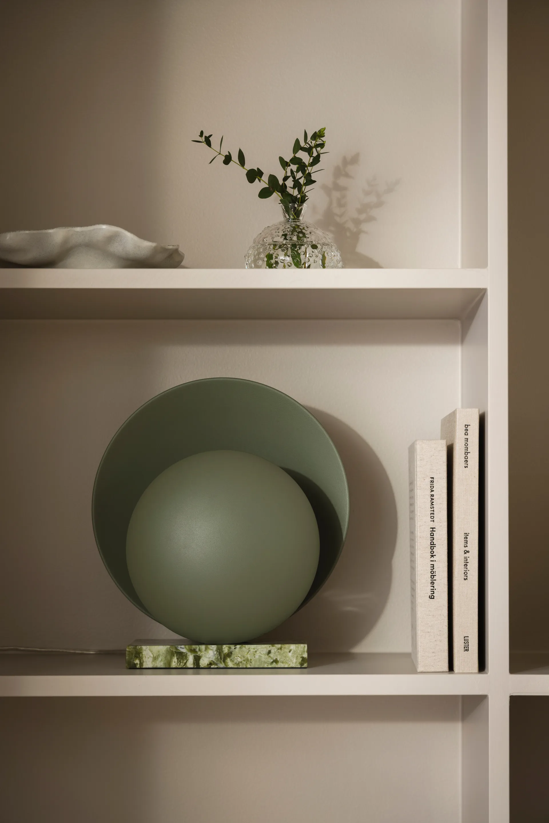 Lampe de table Orbit, Vert mousse Globen Lighting