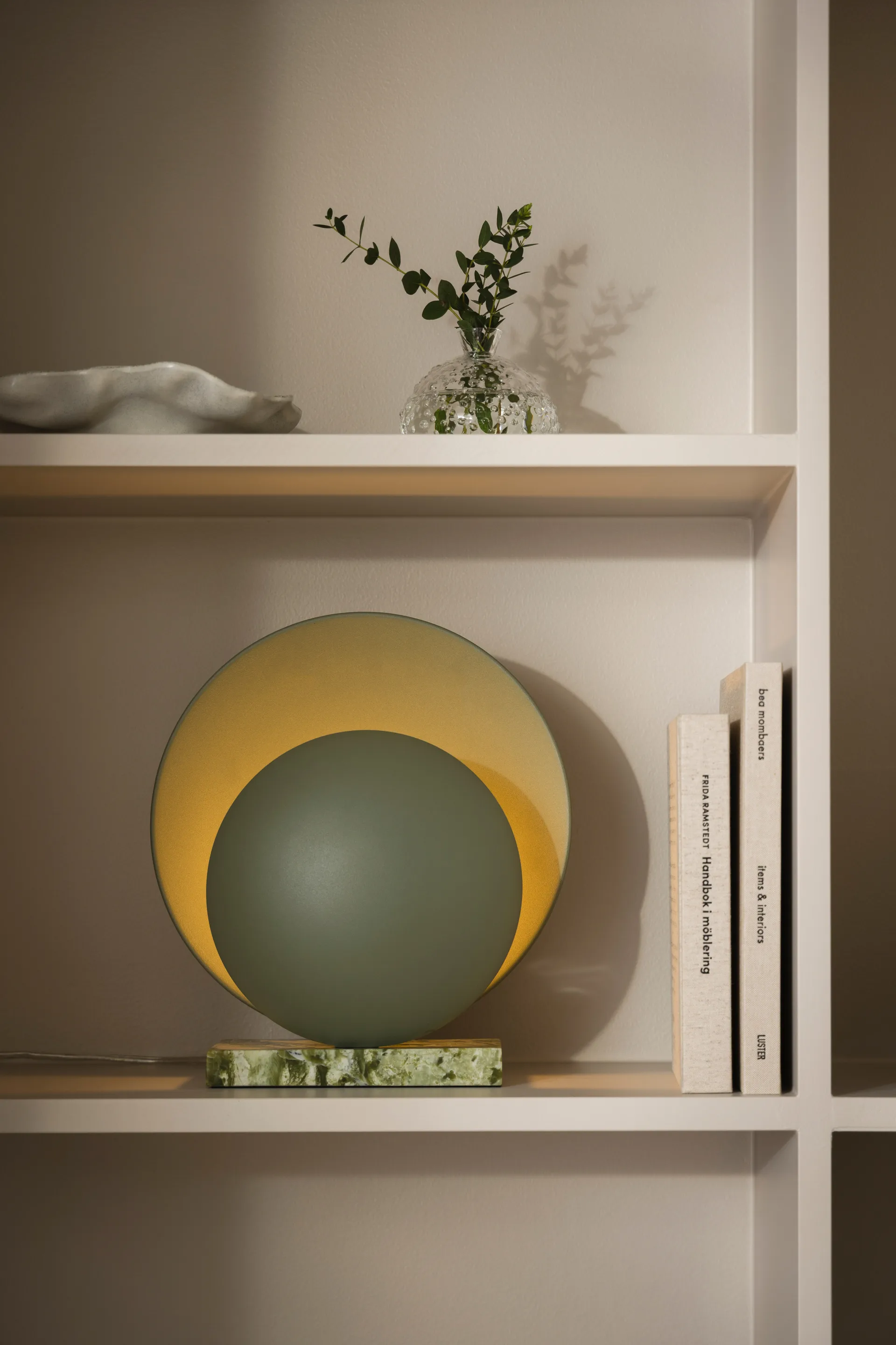 Lampe de table Orbit, Vert mousse Globen Lighting