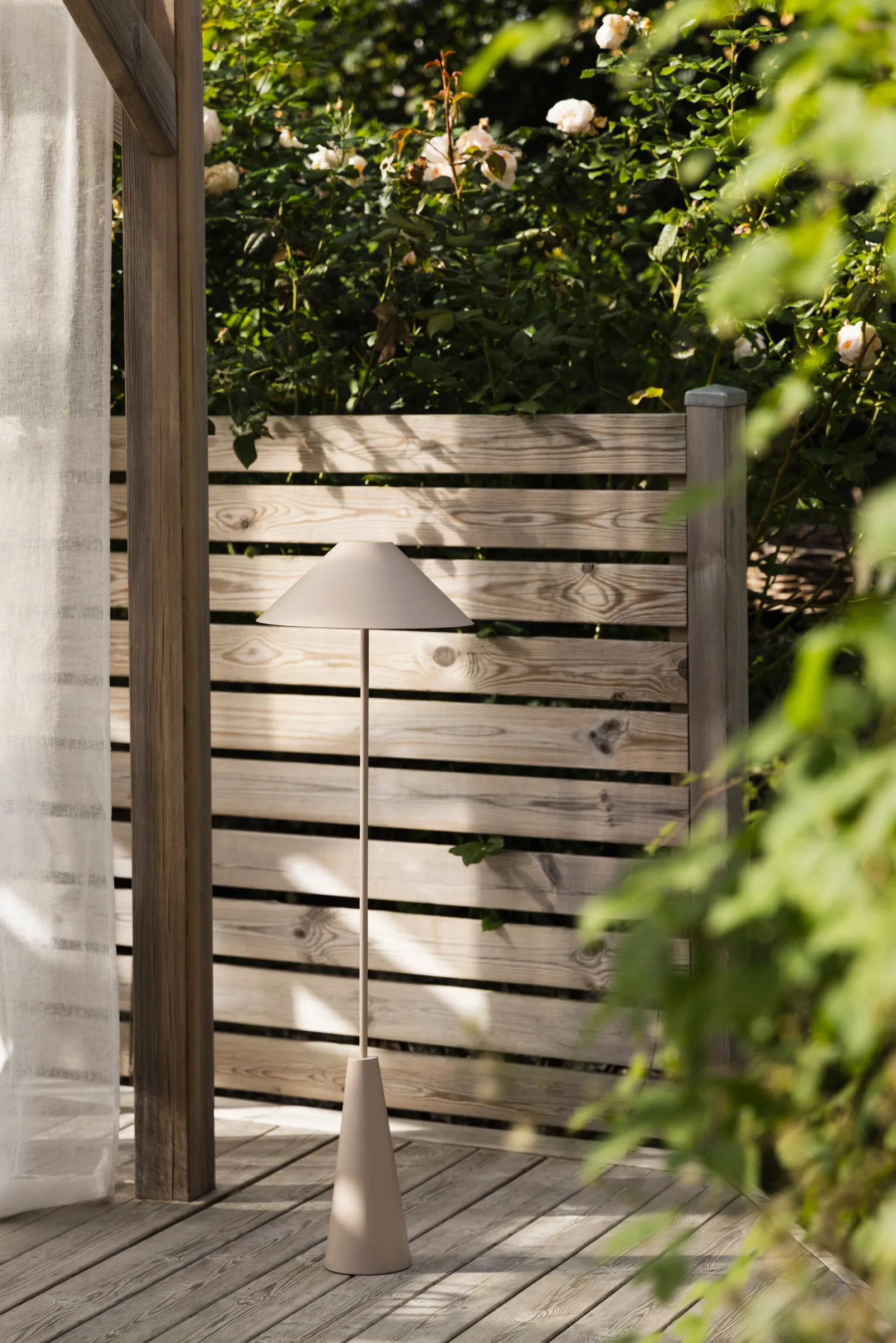 Lampe sur pied portable Cannes, Mud Globen Lighting