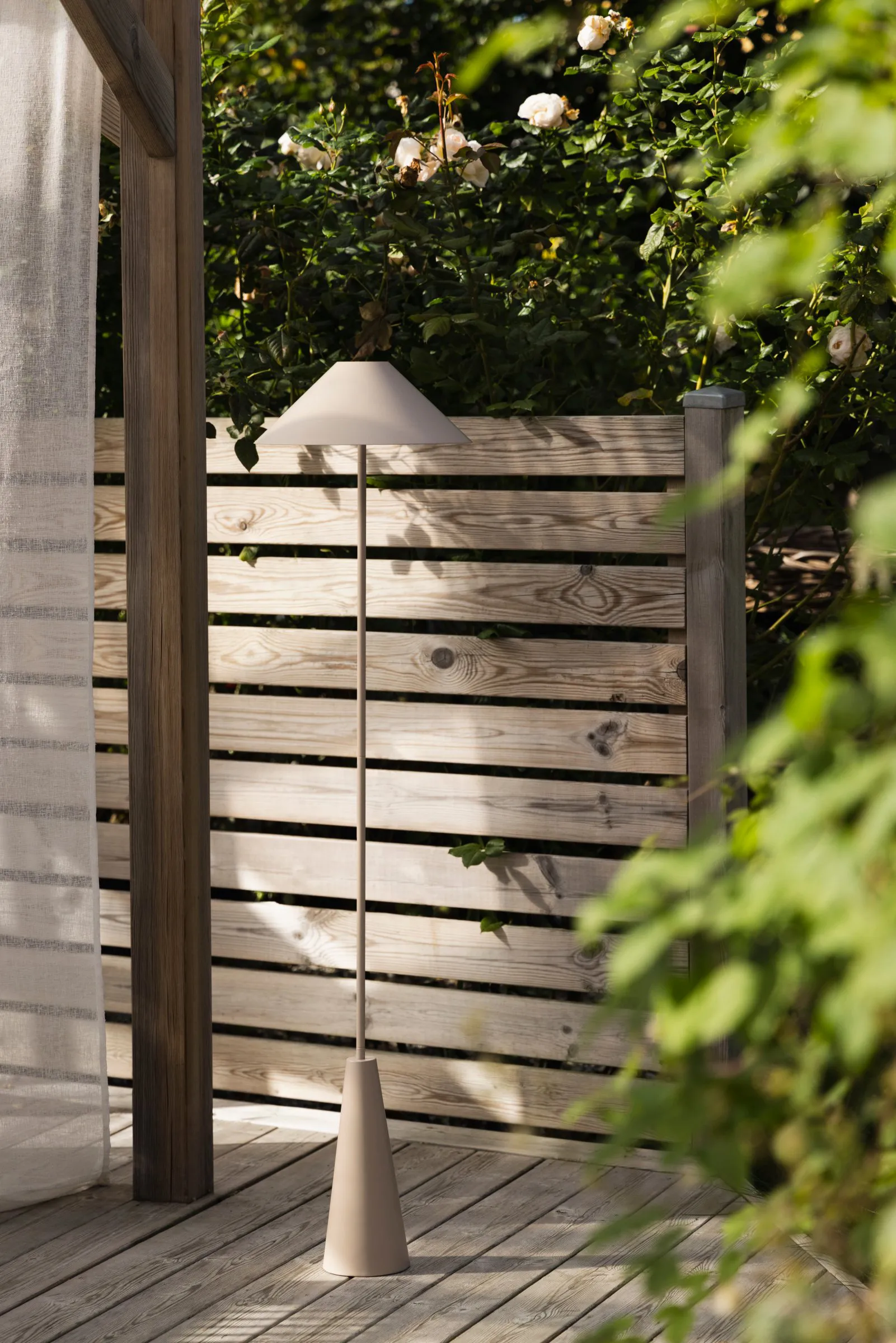 Lampe sur pied portable Cannes, Mud Globen Lighting
