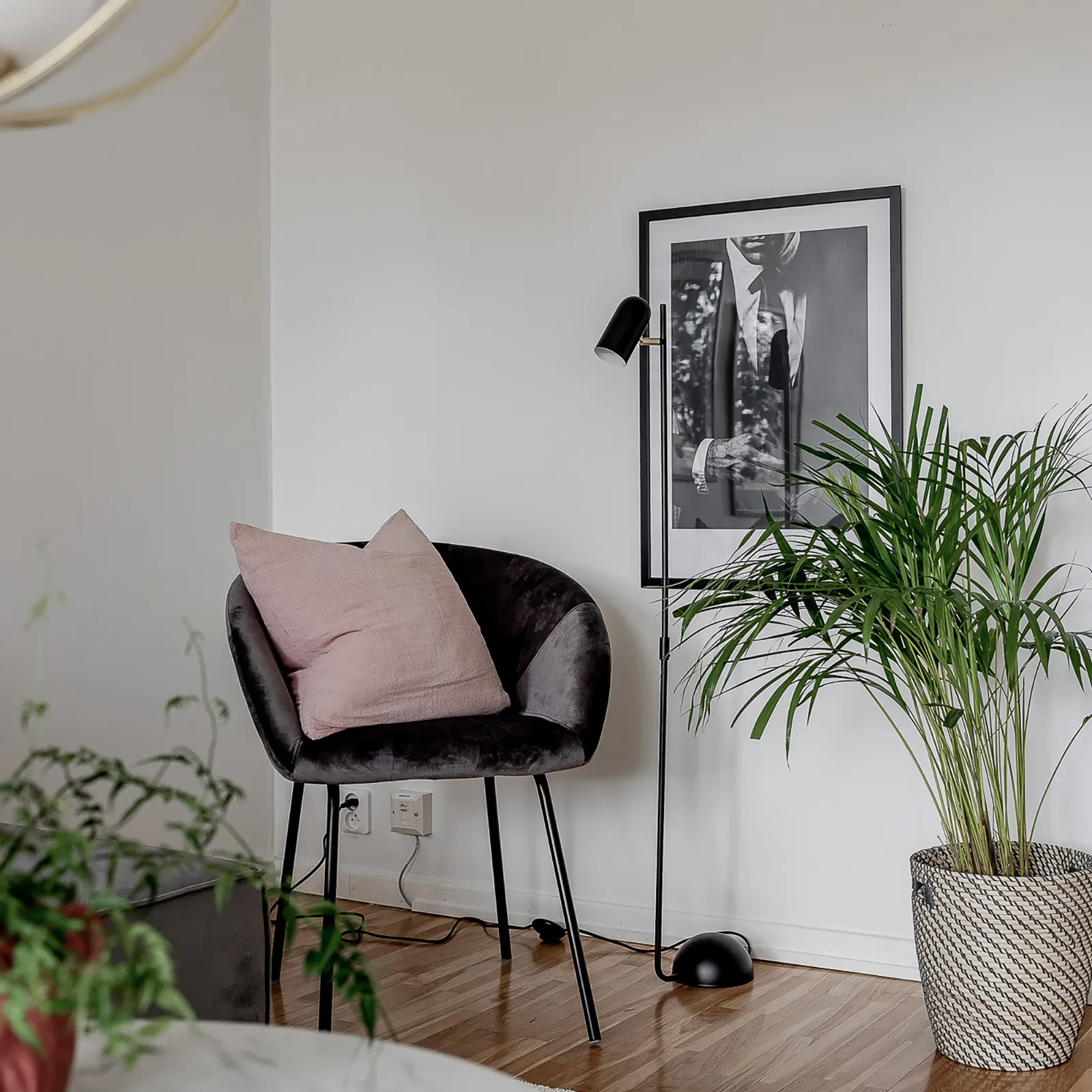 Lampe sur pied Swan, Noir Globen Lighting