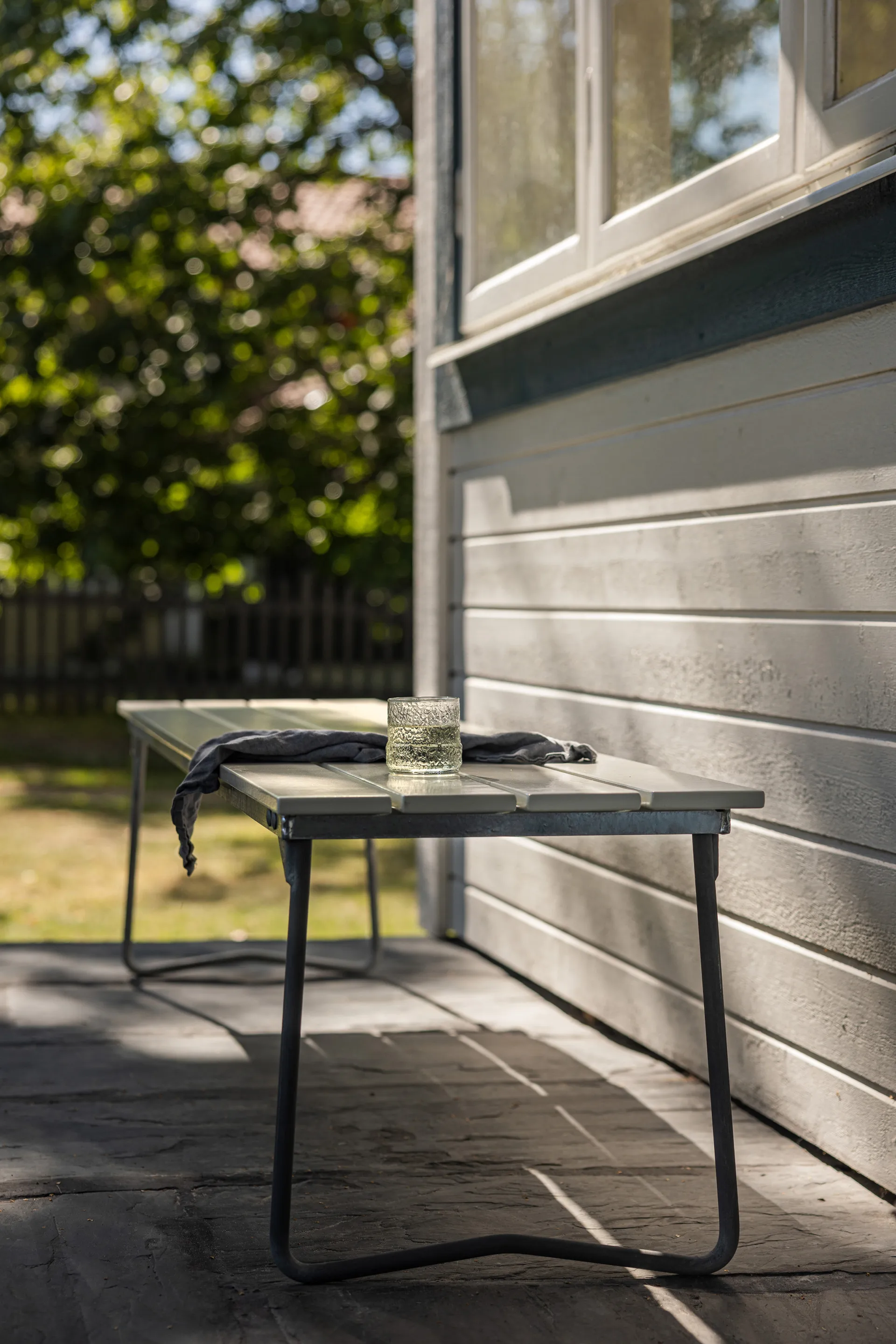 Banc 8 , Chêne laqué blanc-structure en acier avec galvanisation à chaud Grythyttan Stålmöbler