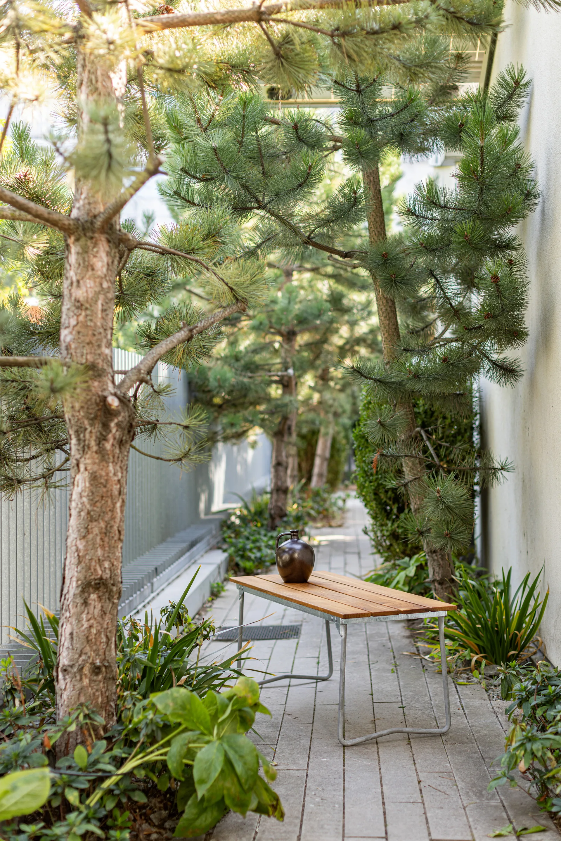 Banc 8 , Teck-structure en acier avec galvanisation à chaud Grythyttan Stålmöbler