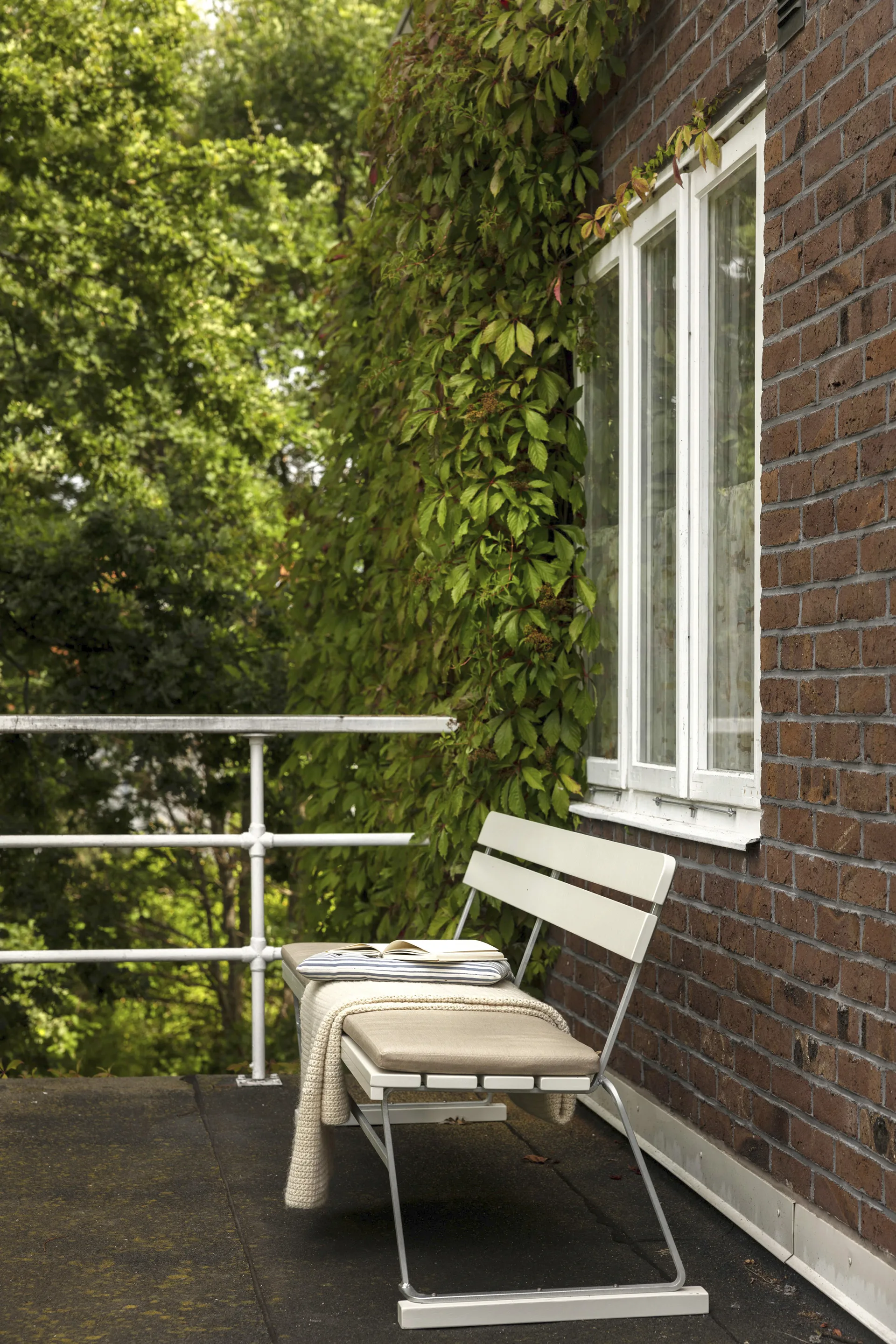 Canapé 5, Chêne laqué blanc-structure en acier avec galvanisation à chaud Grythyttan Stålmöbler