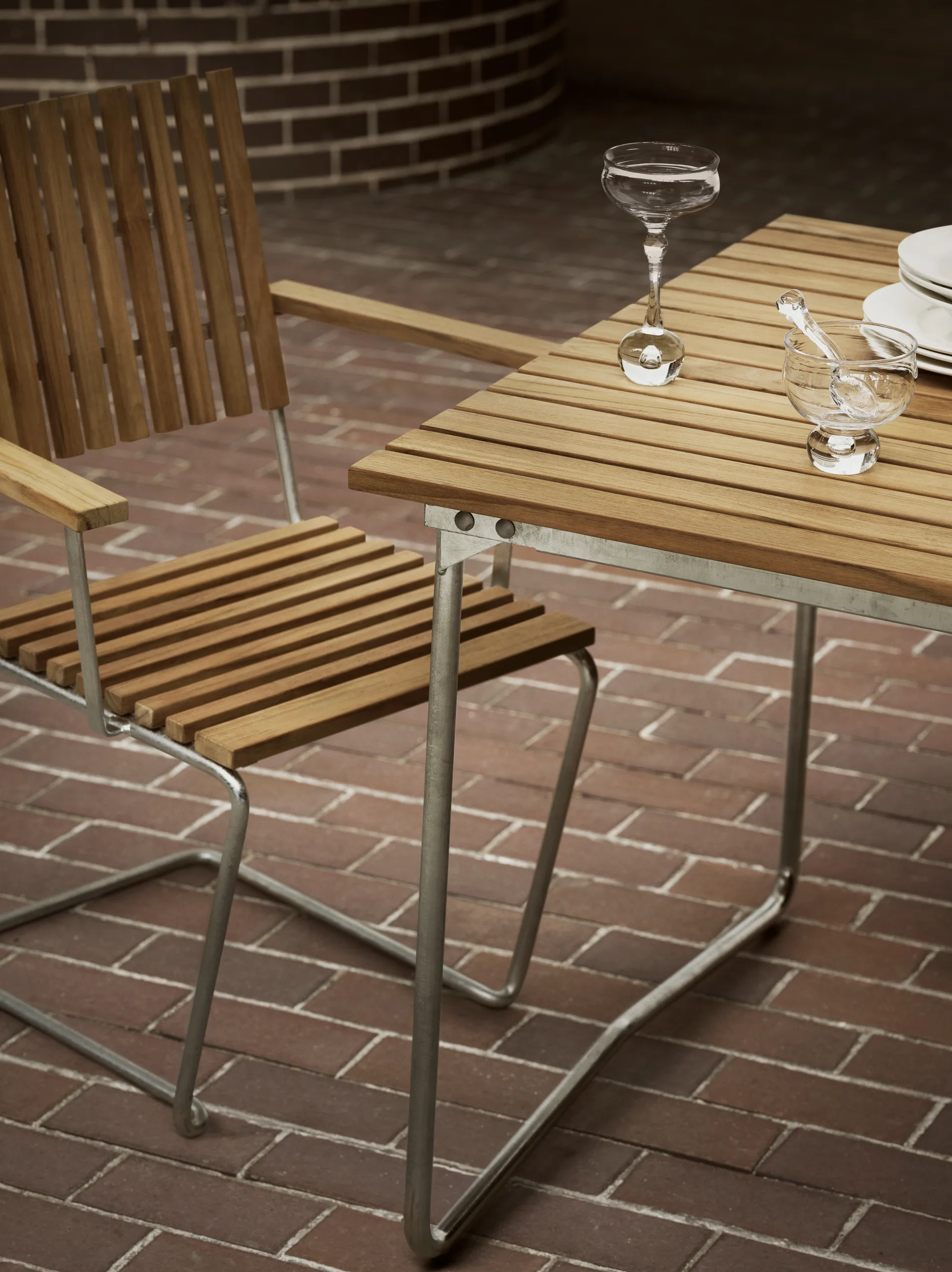 Fauteuil Bovik, Structure en teck et acier galvanisé Grythyttan Stålmöbler