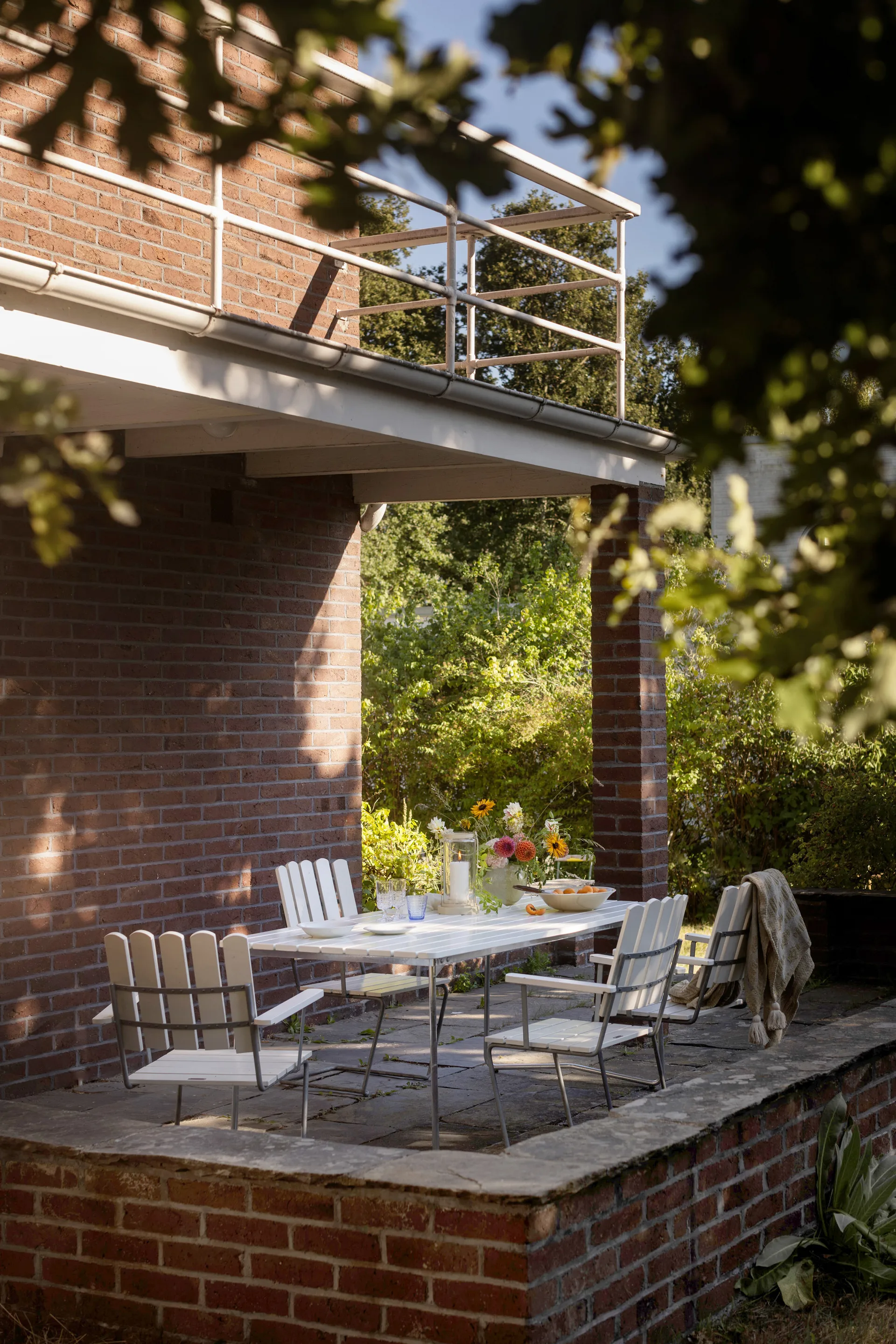 Table à manger B31, Chêne laqué blanc-structure en acier avec galvanisation à chaud Grythyttan Stålmöbler