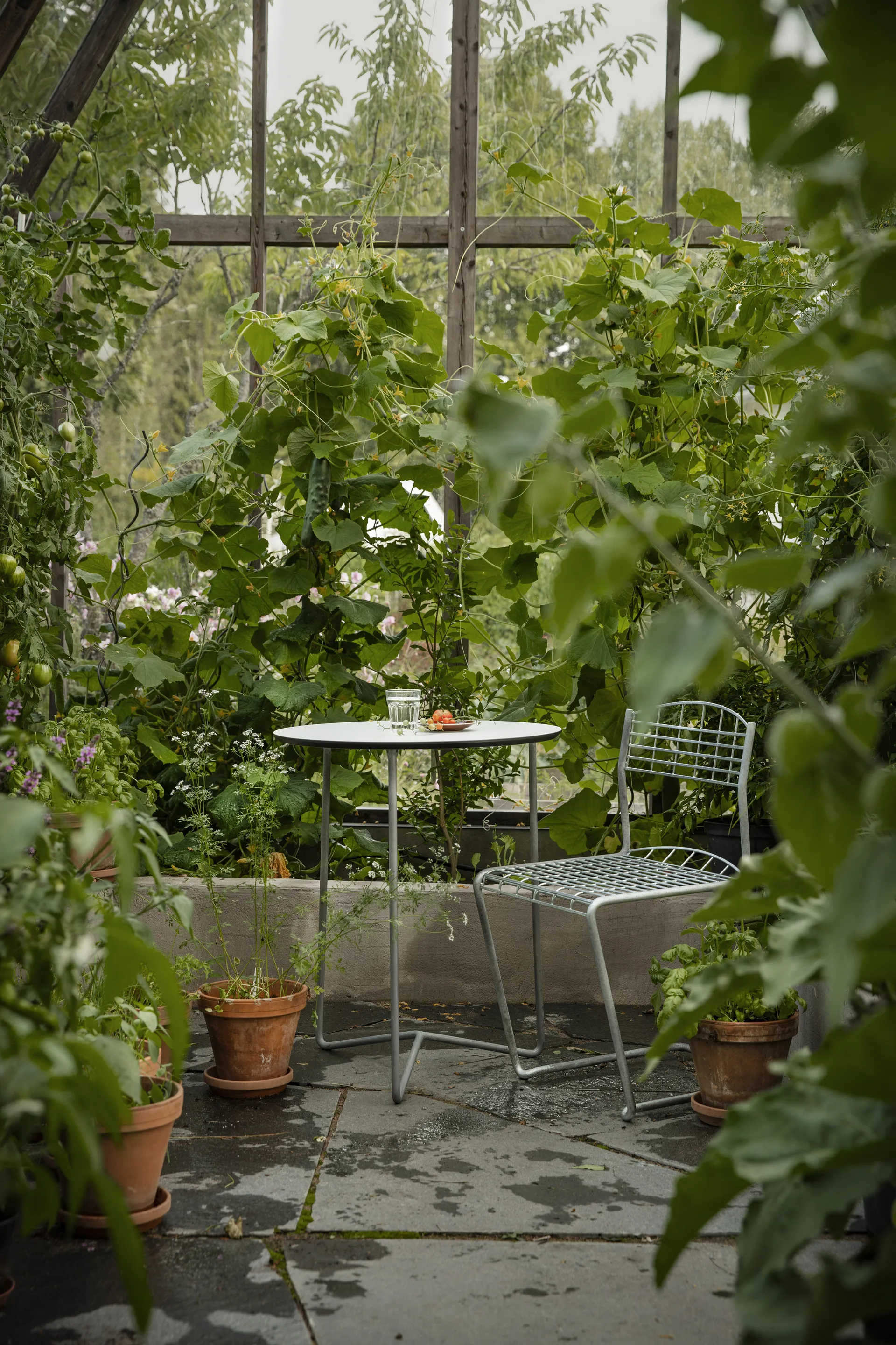 Table High Tech, Blanc-structure en acier avec galvanisation à chaud, Ø60 cm Grythyttan Stålmöbler