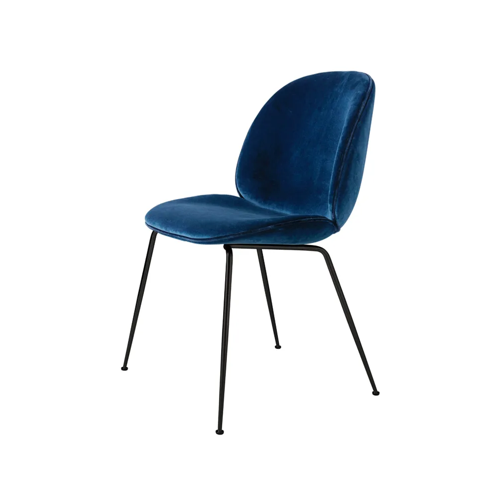 Beetle dining chair fully upholstered conic base, tissu velluto cotone 970 bleu foncé, structure en acier noir GUBI