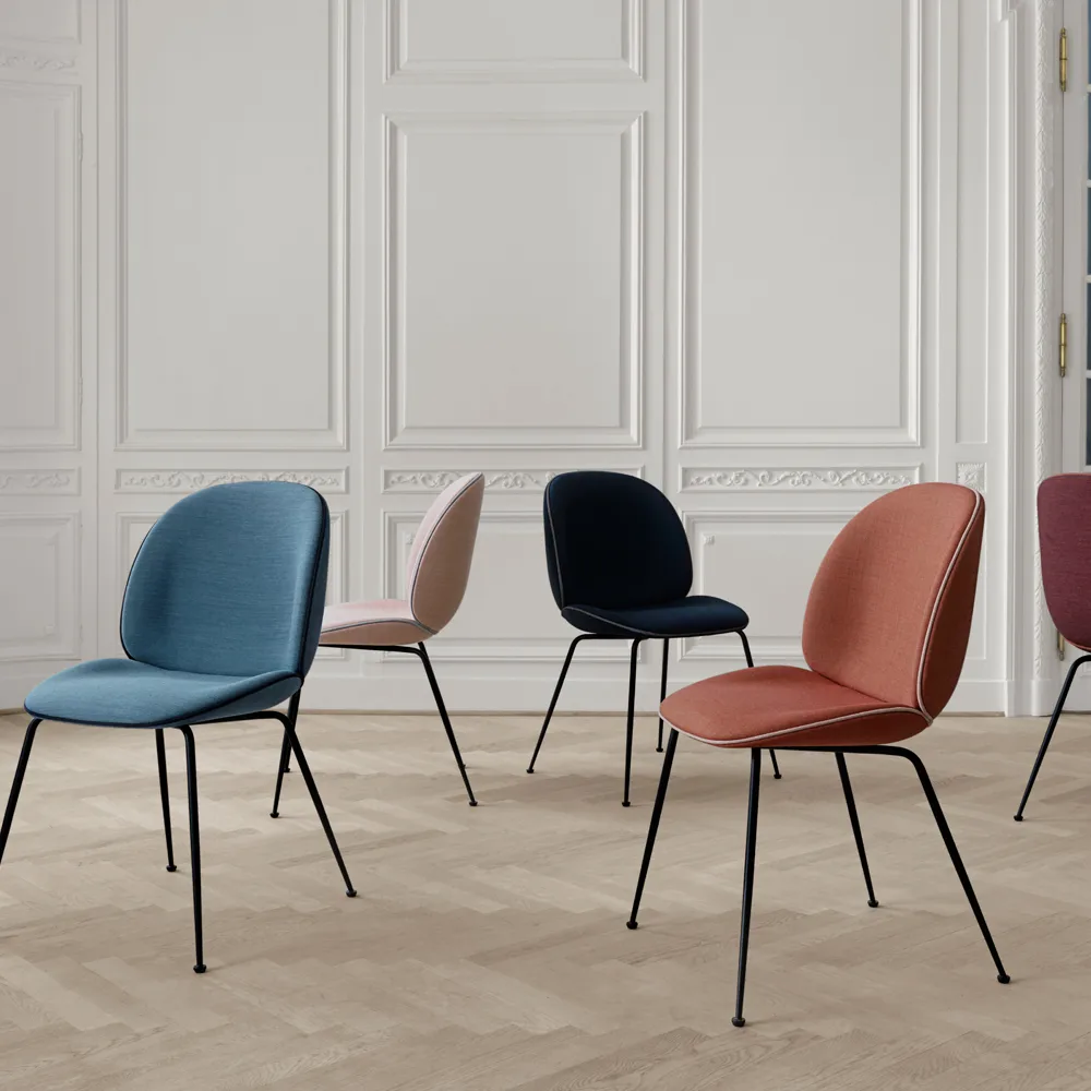 Beetle dining chair fully upholstered conic base, tissu velluto cotone 970 bleu foncé, structure en acier noir GUBI