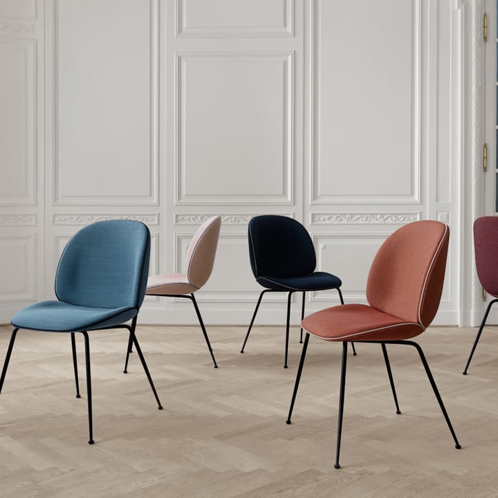 Beetle dining chair fully upholstered conic base, tissu velluto cotone 970 bleu foncé, structure en acier noir GUBI
