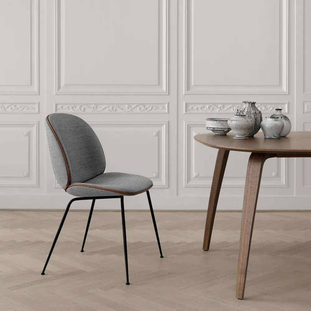 Beetle dining chair fully upholstered conic base, tissu velluto cotone 970 bleu foncé, structure en acier noir GUBI