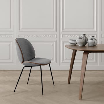 Beetle dining chair fully upholstered conic base - tissu velluto cotone 970 bleu foncé, structure en acier noir - GUBI