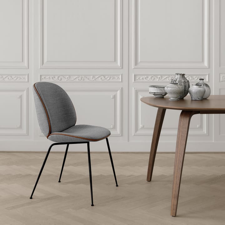 Beetle dining chair fully upholstered conic base, tissu velluto cotone 970 bleu foncé, structure en acier noir GUBI