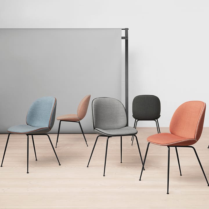 Beetle dining chair fully upholstered conic base, tissu velluto cotone 970 bleu foncé, structure en acier noir GUBI