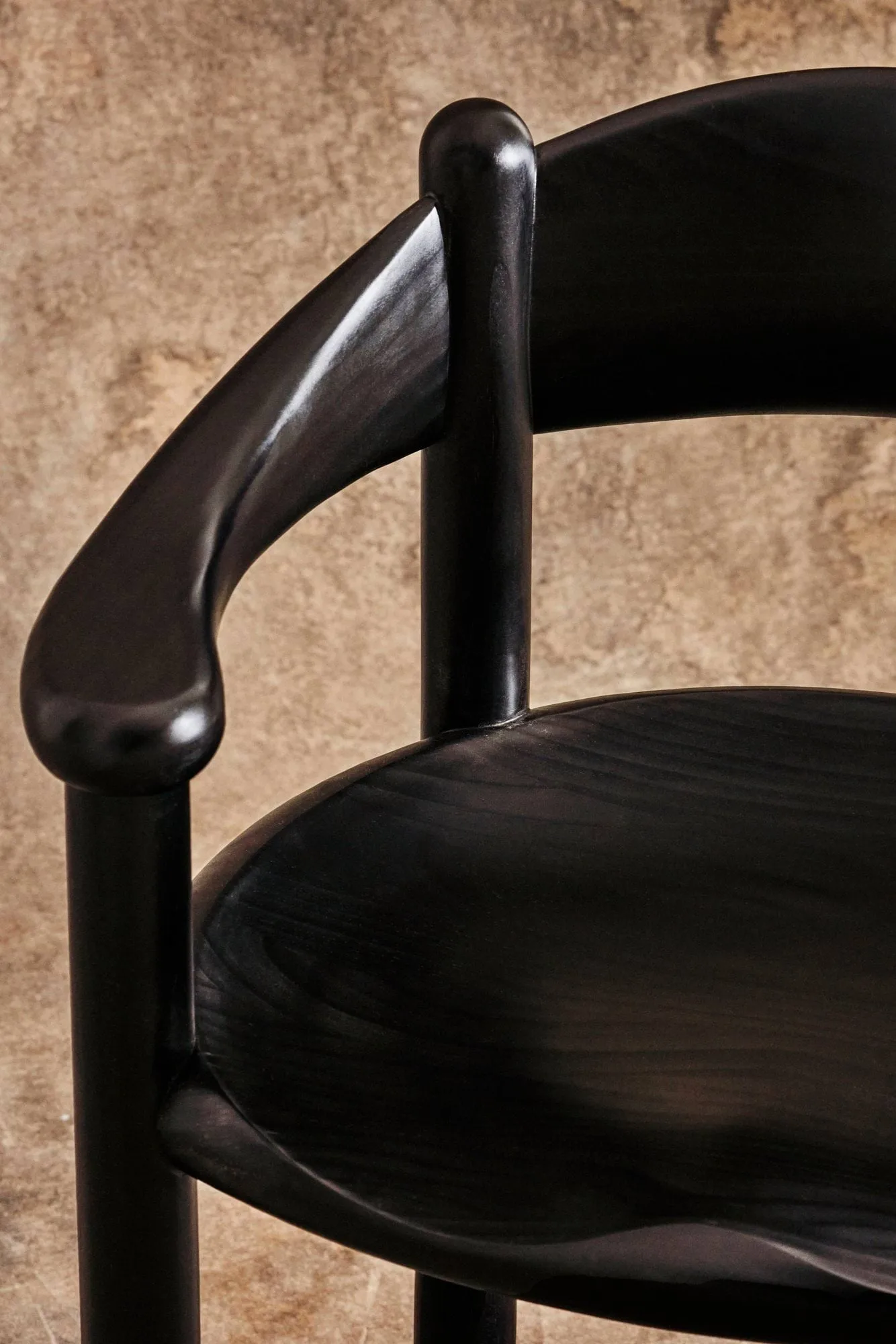 Chaise à accoudoirs Daumiller, Brown-black pine GUBI