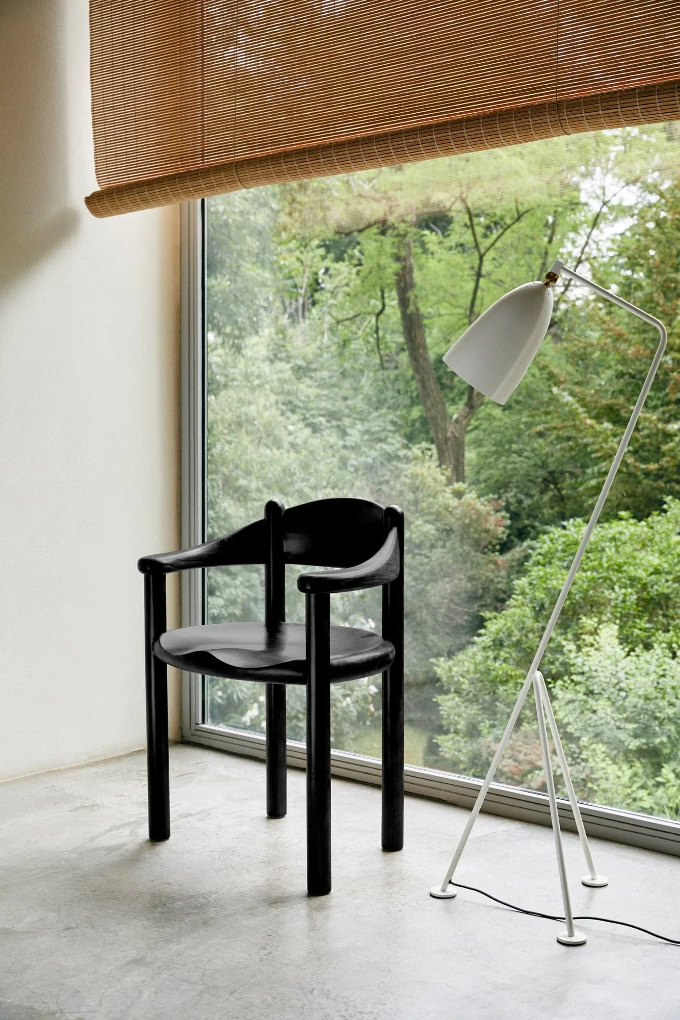 Chaise à accoudoirs Daumiller, Brown-black pine GUBI