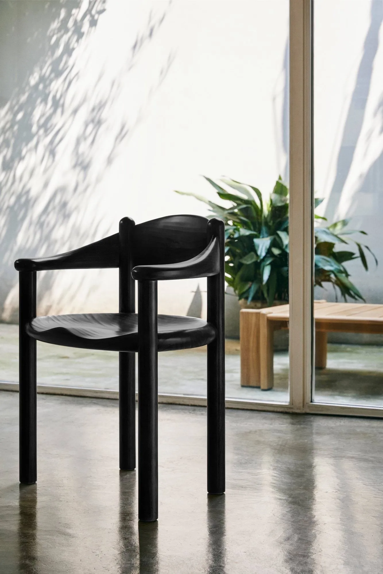 Chaise à accoudoirs Daumiller, Brown-black pine GUBI