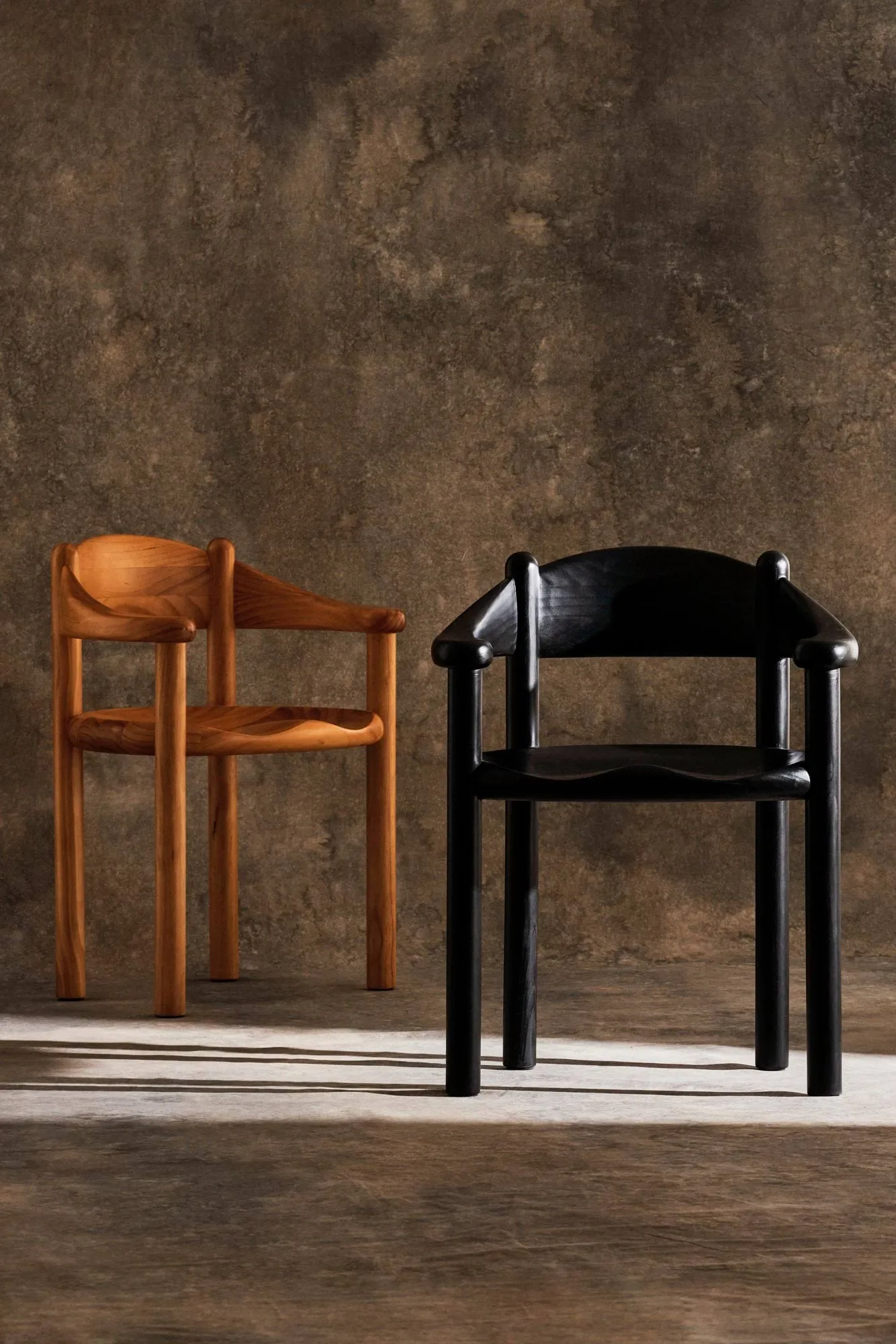 Chaise à accoudoirs Daumiller, Brown-black pine GUBI