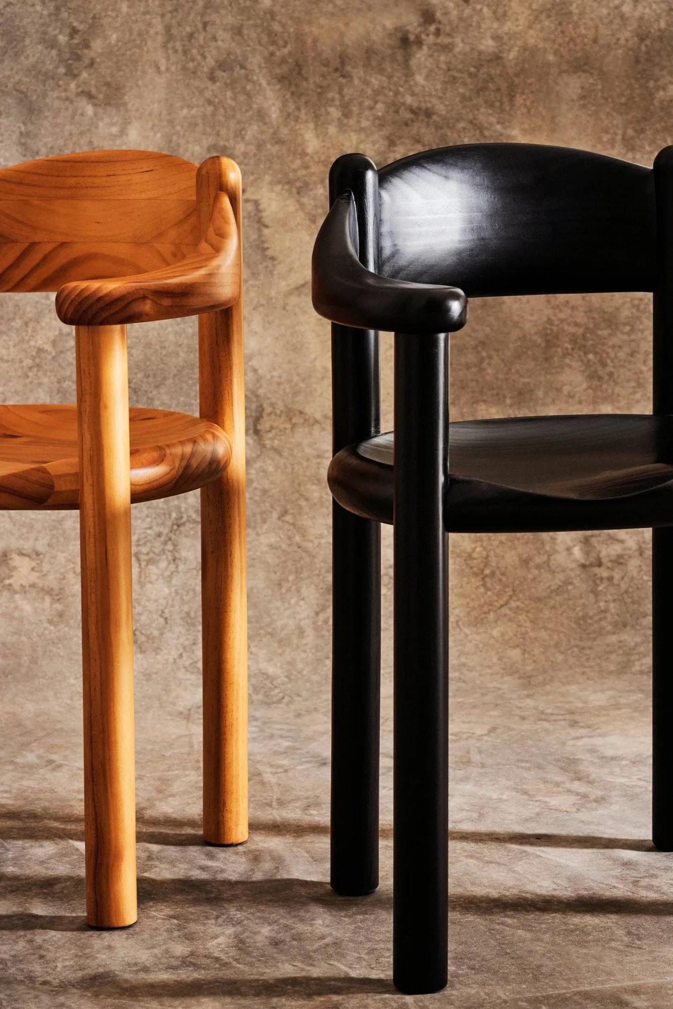Chaise à accoudoirs Daumiller, Brown-black pine GUBI