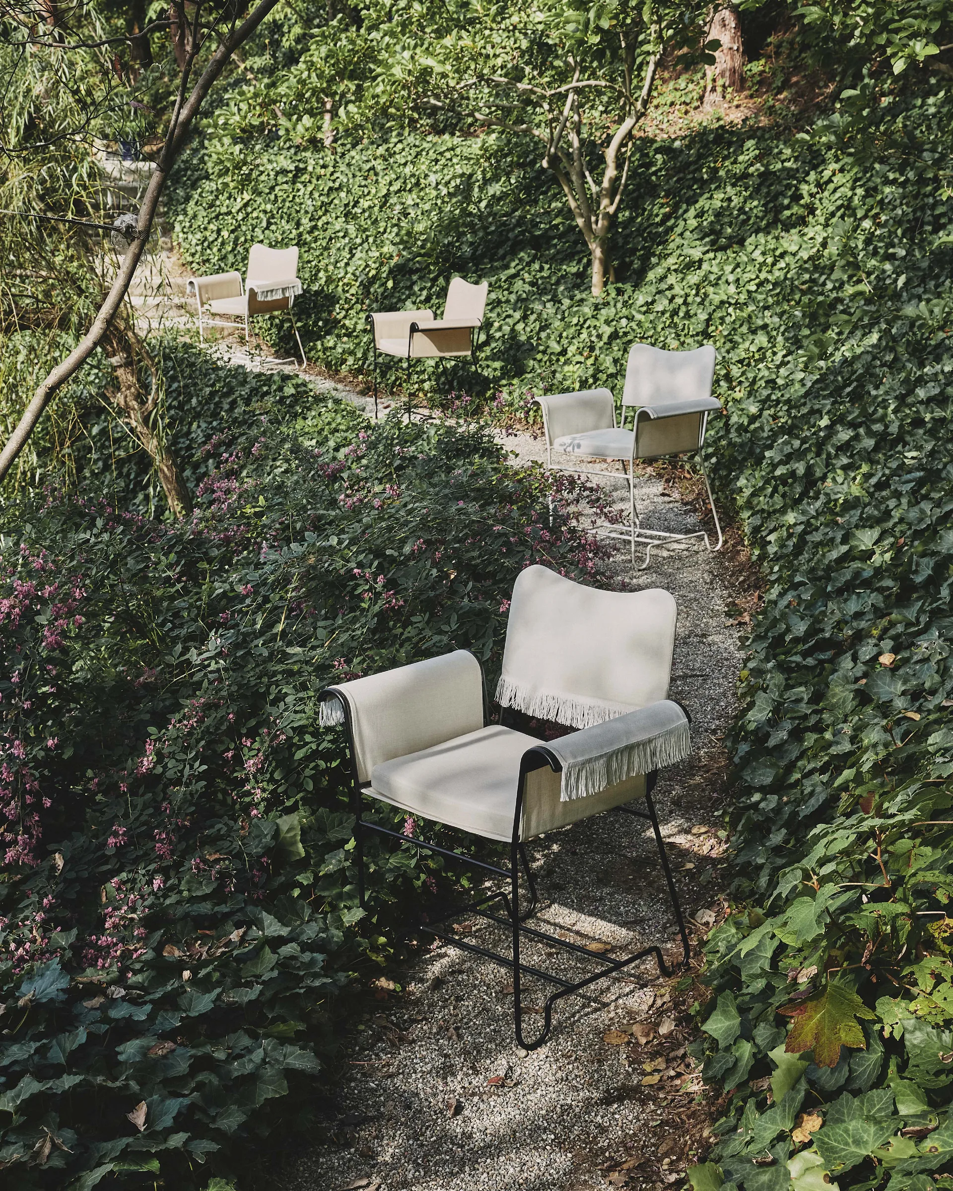 Chaise à accoudoirs Tropique avec franges, Black-Leslie 12 GUBI