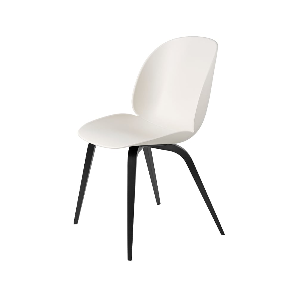 GUBI Chaise Beetle alabaster white, structure en hêtre lasuré noir
