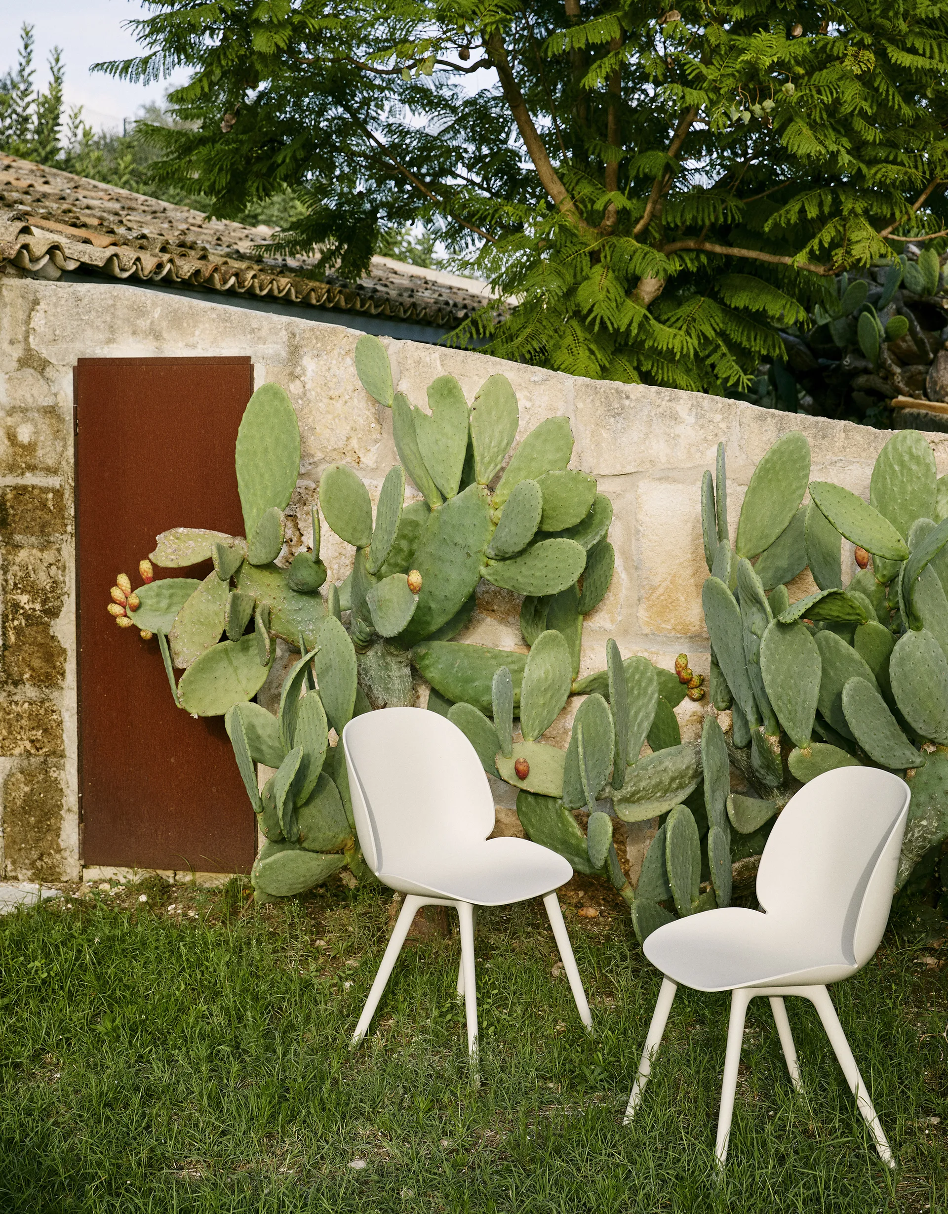Chaise Beetle Dining Outdoor, alabaster white GUBI