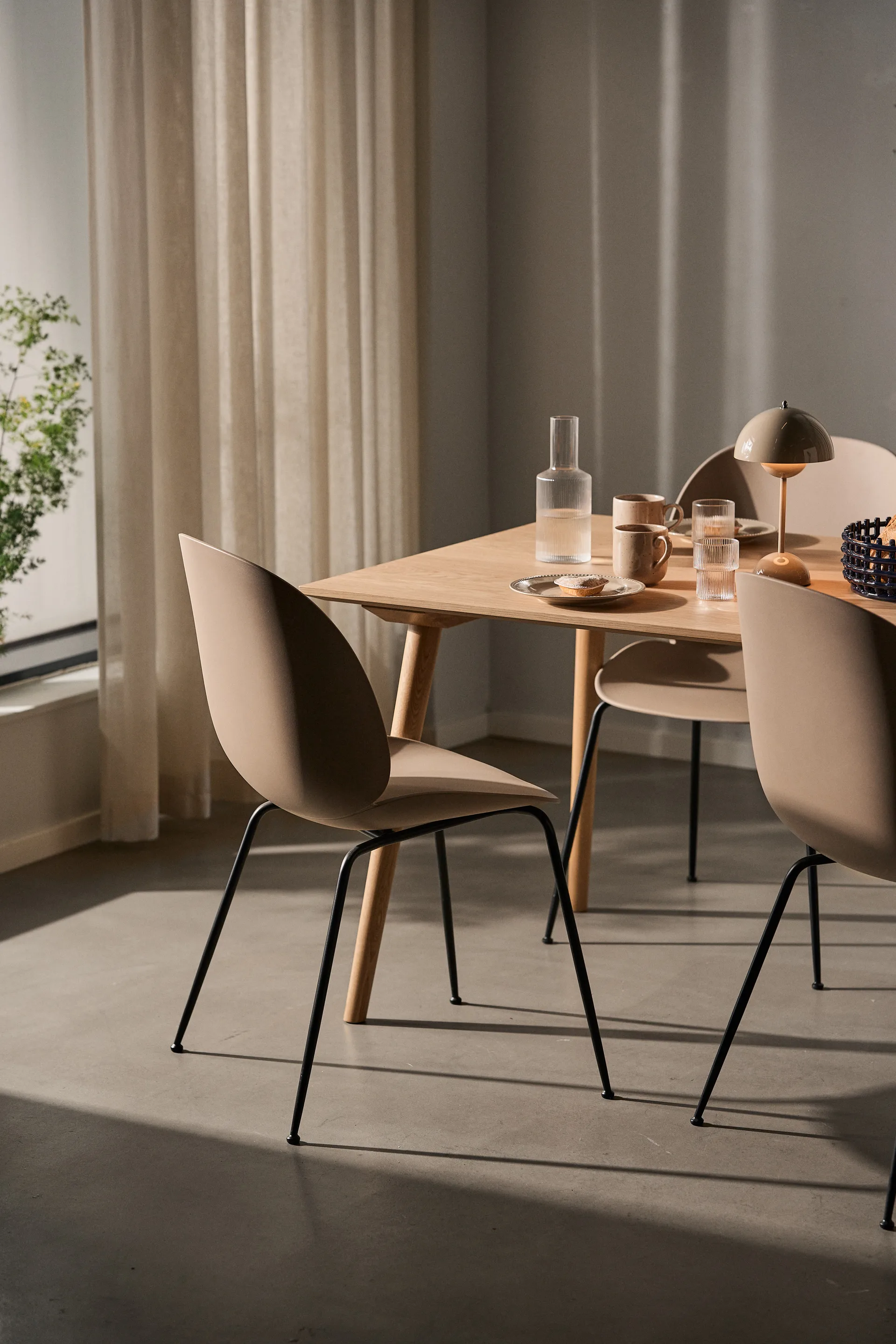 Chaise Beetle, new beige, structure en acier chromé noir GUBI