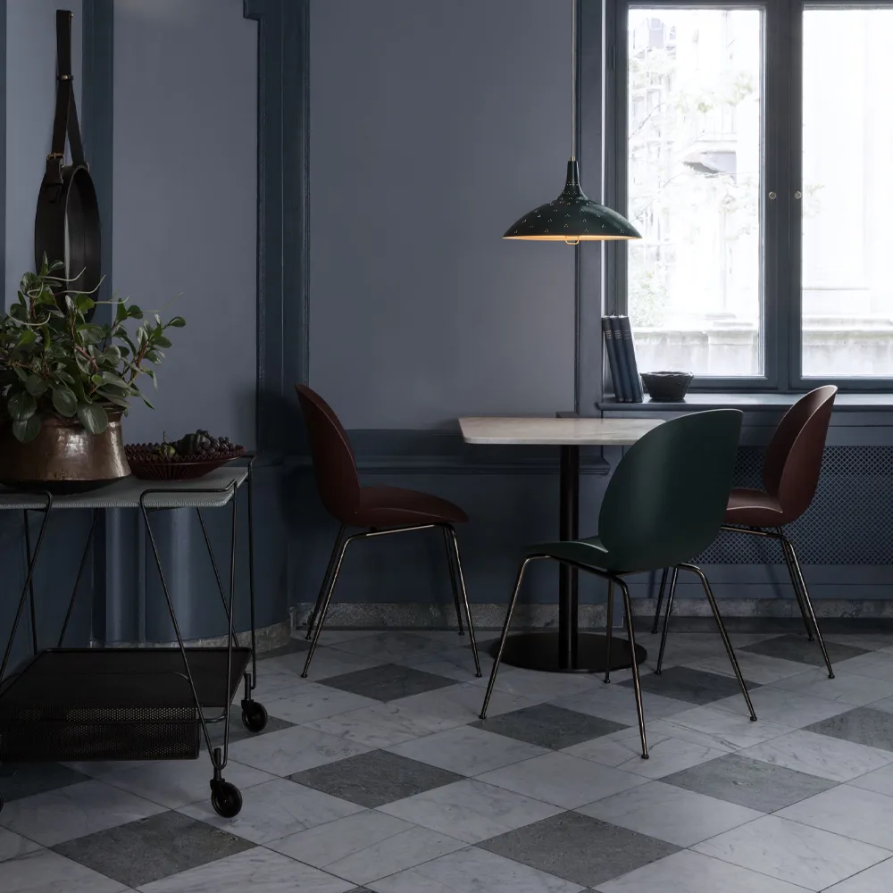 Chaise Beetle, Nouveau beige, support en chêne laqué mat GUBI